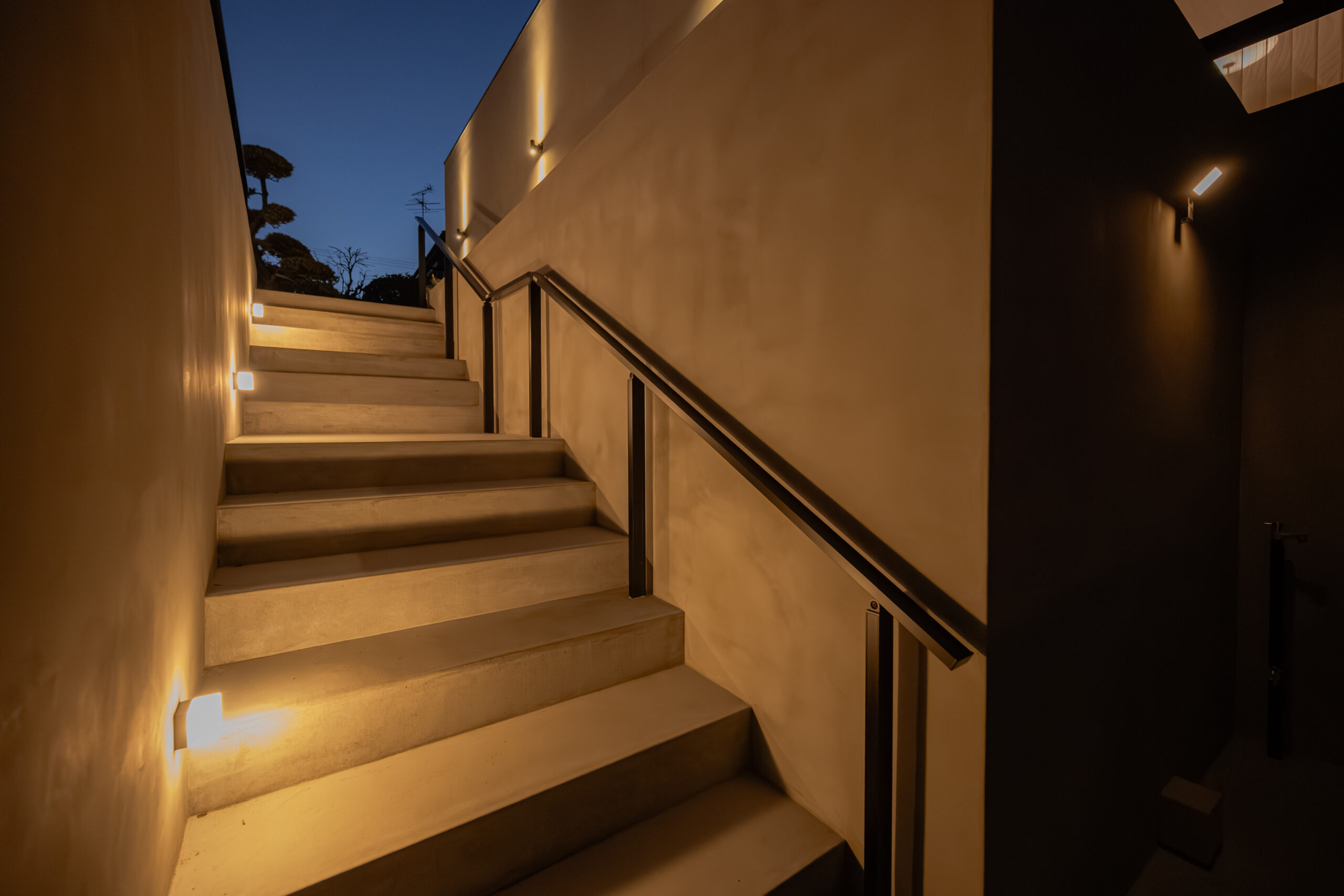 大阪府　継承と革新が織りなす邸宅美。石積みと植栽が時を繋ぐエクステリアリノベーション