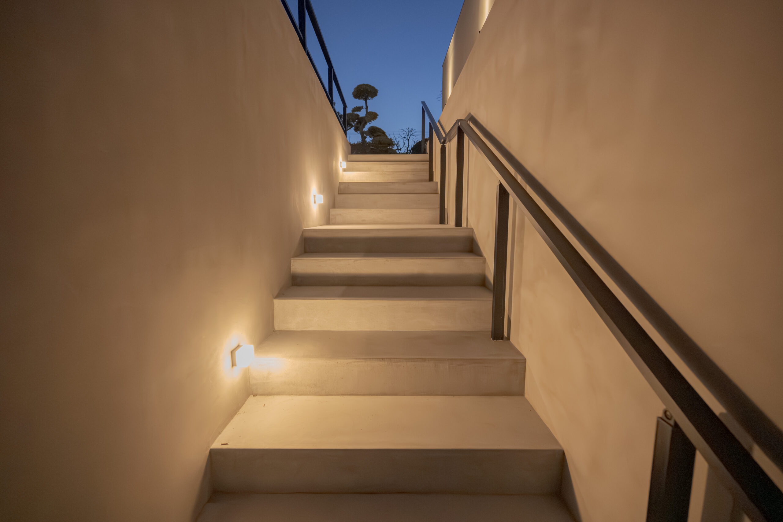 大阪府　継承と革新が織りなす邸宅美。石積みと植栽が時を繋ぐエクステリアリノベーション