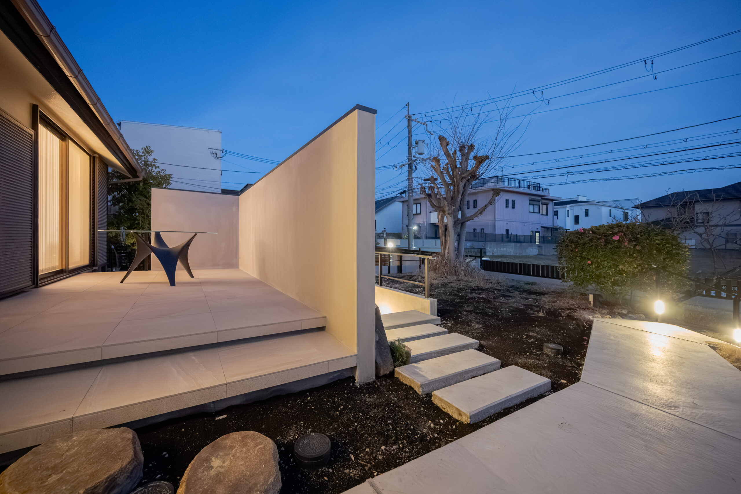 大阪府　継承と革新が織りなす邸宅美。石積みと植栽が時を繋ぐエクステリアリノベーション