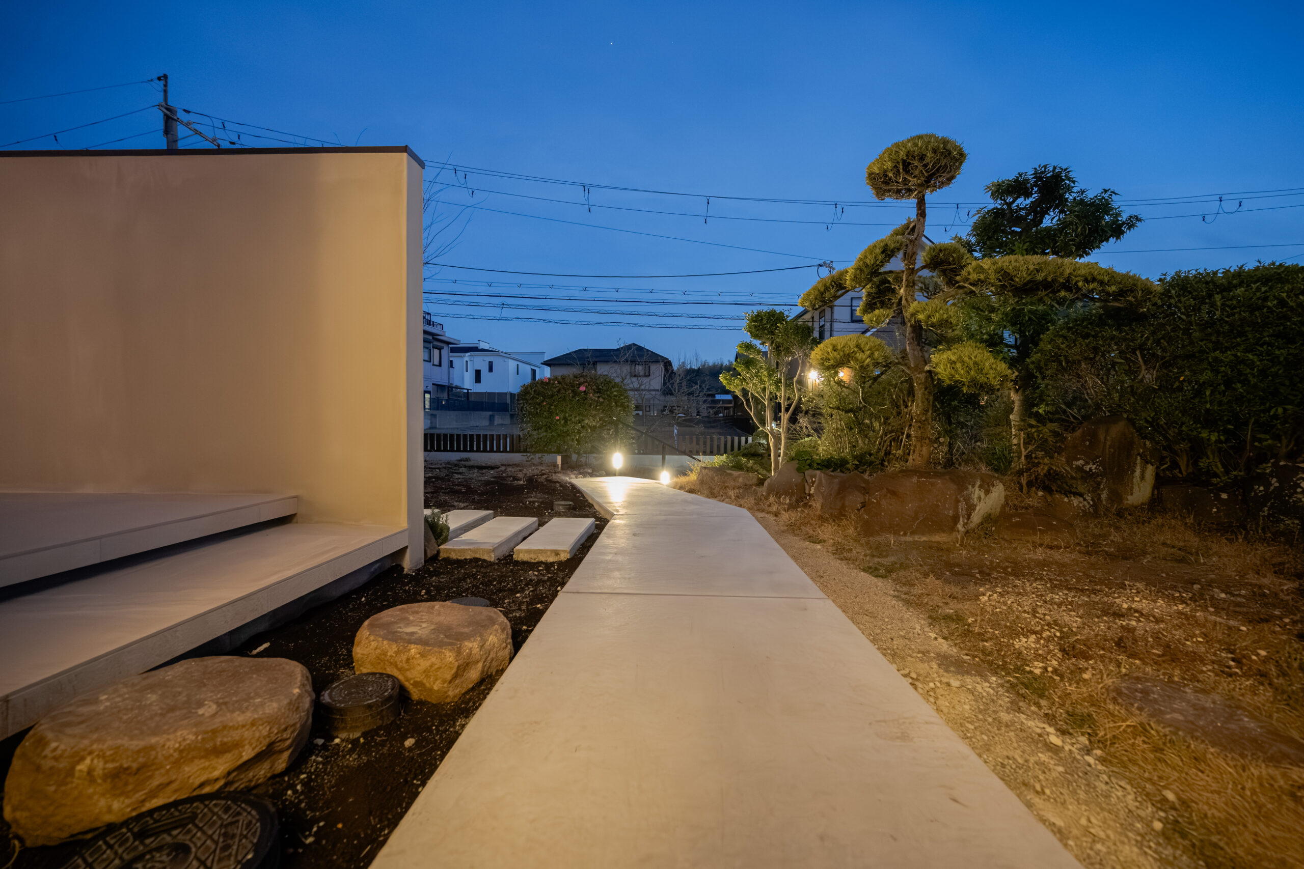 大阪府　継承と革新が織りなす邸宅美。石積みと植栽が時を繋ぐエクステリアリノベーション