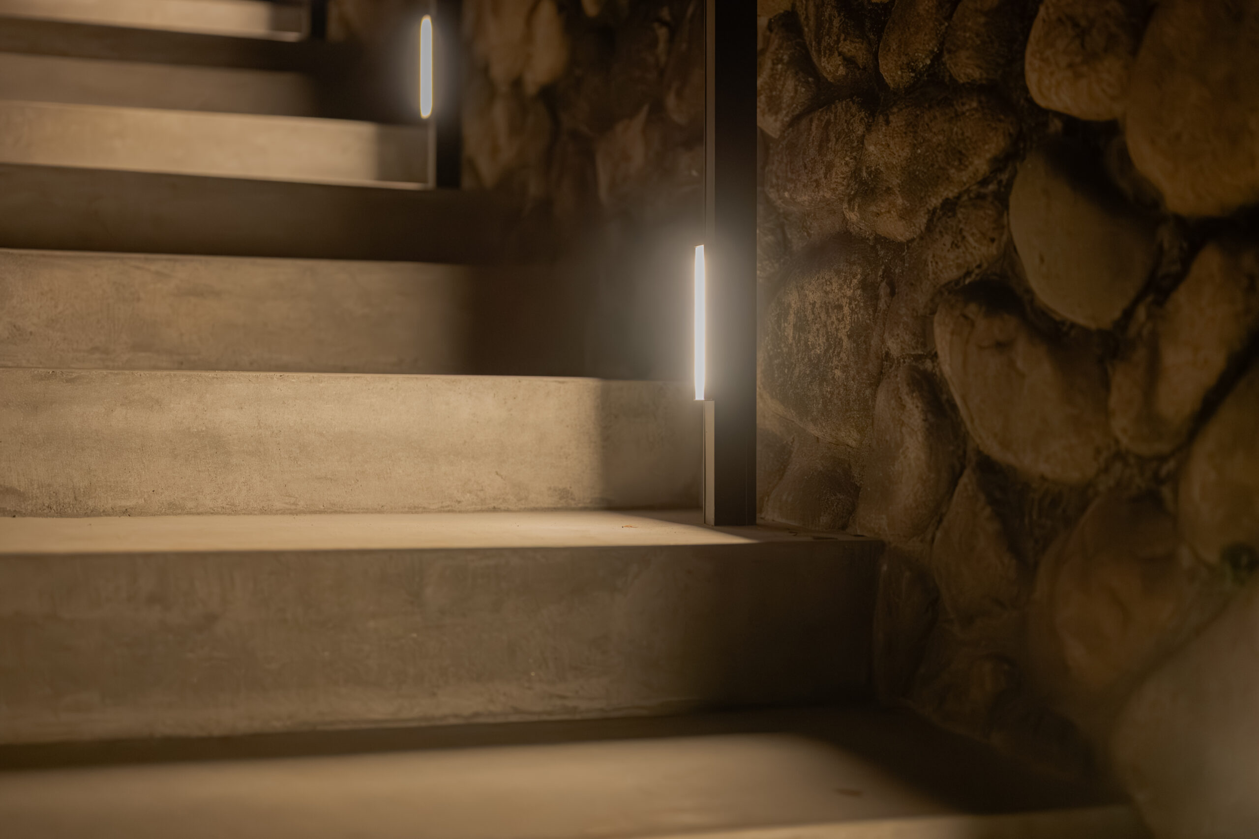 大阪府　継承と革新が織りなす邸宅美。石積みと植栽が時を繋ぐエクステリアリノベーション