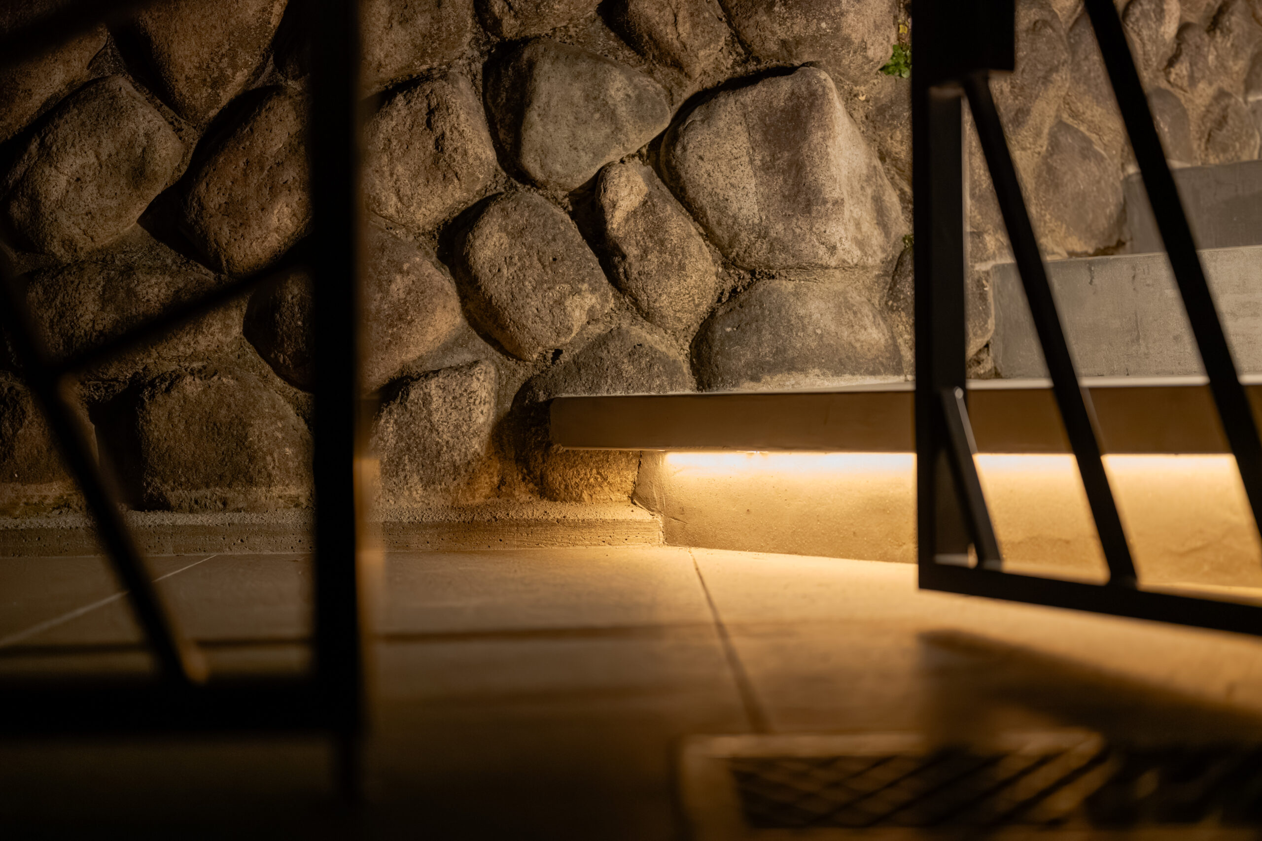 大阪府　継承と革新が織りなす邸宅美。石積みと植栽が時を繋ぐエクステリアリノベーション