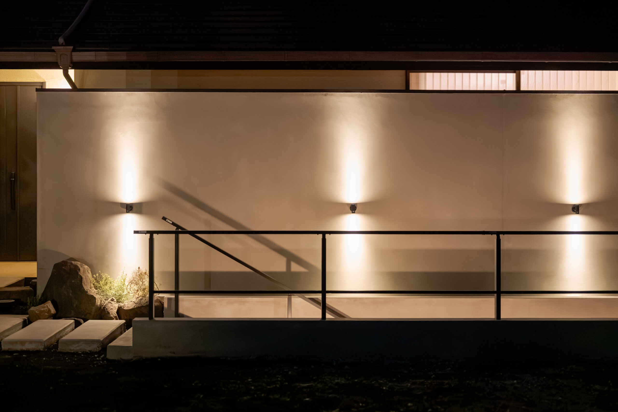 大阪府　継承と革新が織りなす邸宅美。石積みと植栽が時を繋ぐエクステリアリノベーション