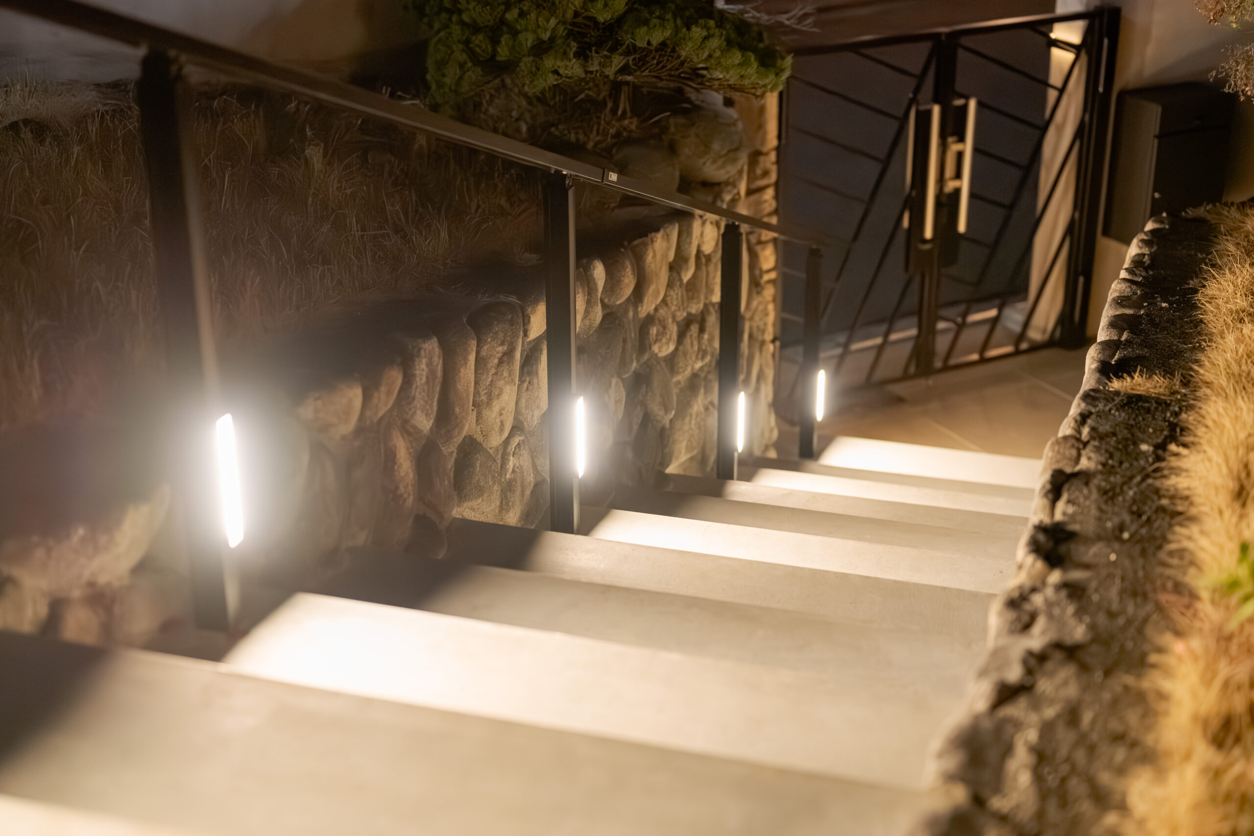 大阪府　継承と革新が織りなす邸宅美。石積みと植栽が時を繋ぐエクステリアリノベーション