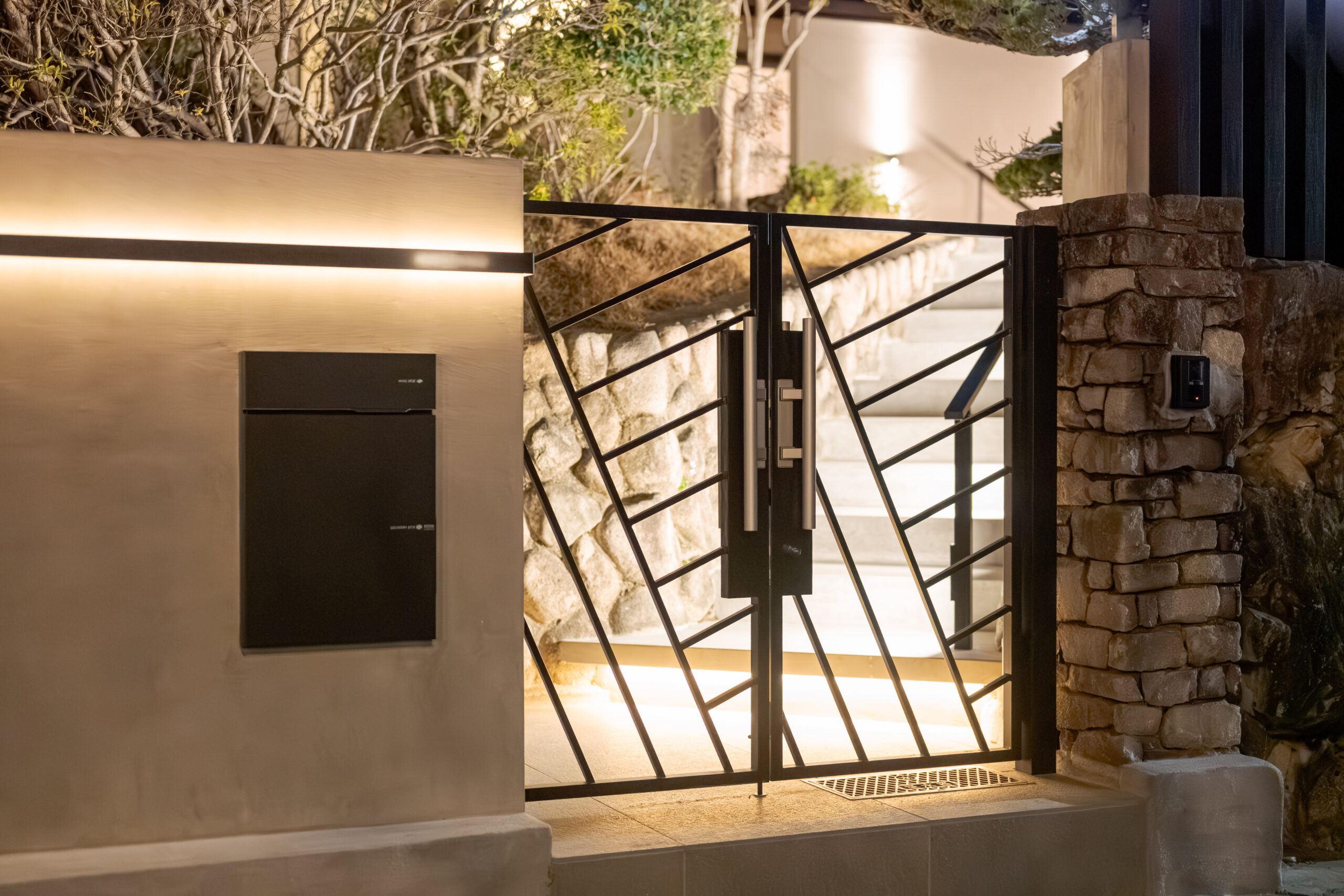 大阪府　継承と革新が織りなす邸宅美。石積みと植栽が時を繋ぐエクステリアリノベーション