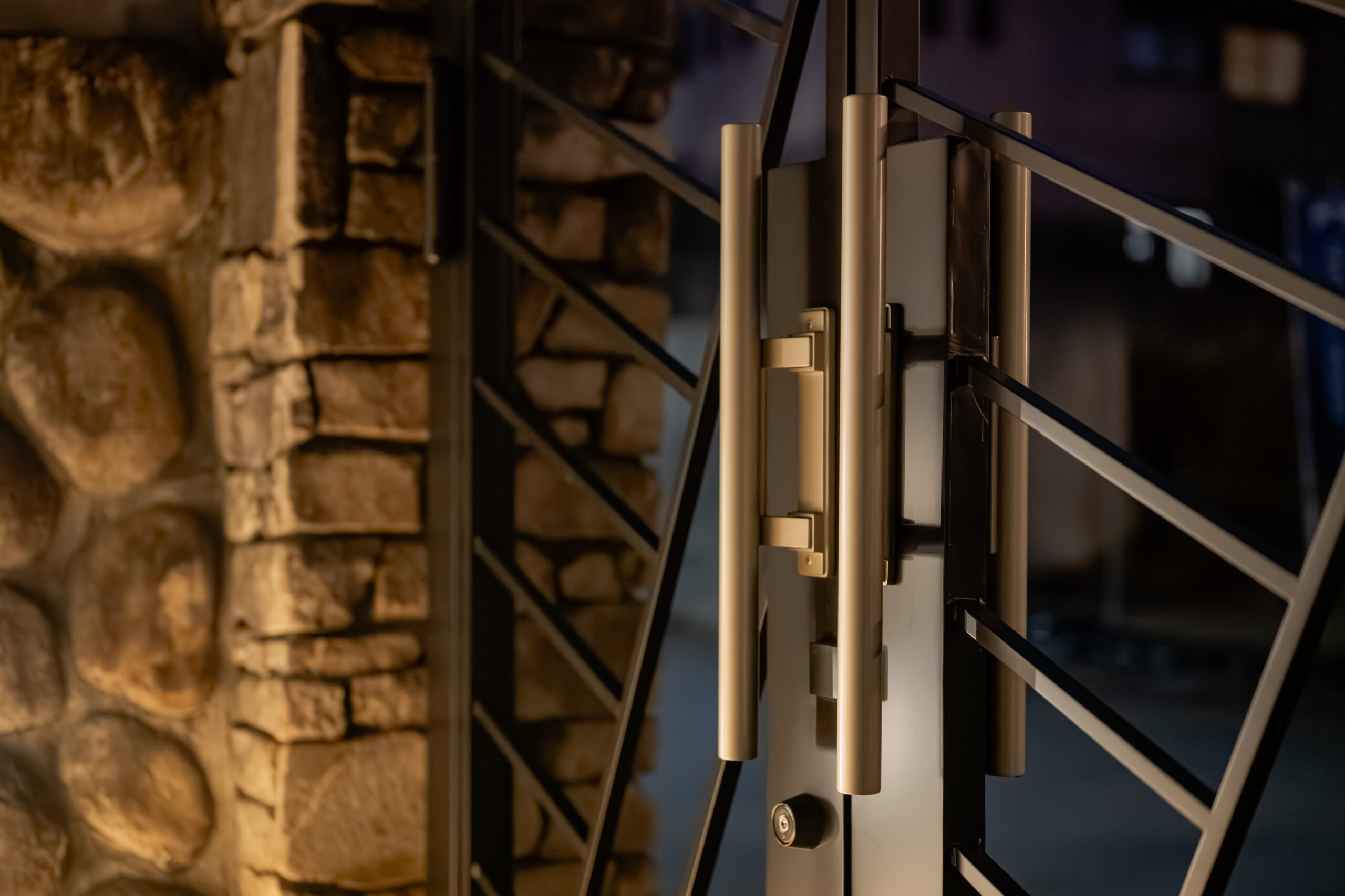 大阪府　継承と革新が織りなす邸宅美。石積みと植栽が時を繋ぐエクステリアリノベーション