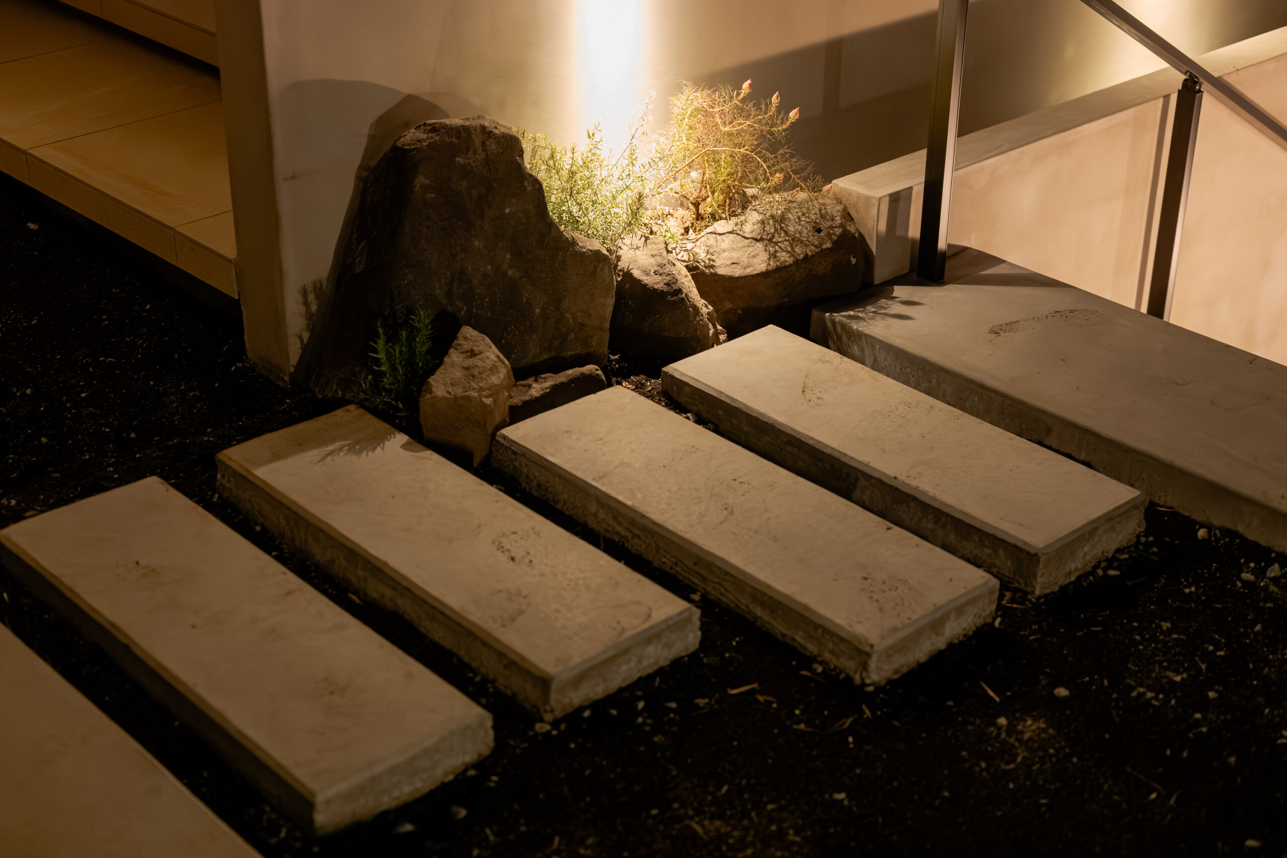 大阪府　継承と革新が織りなす邸宅美。石積みと植栽が時を繋ぐエクステリアリノベーション