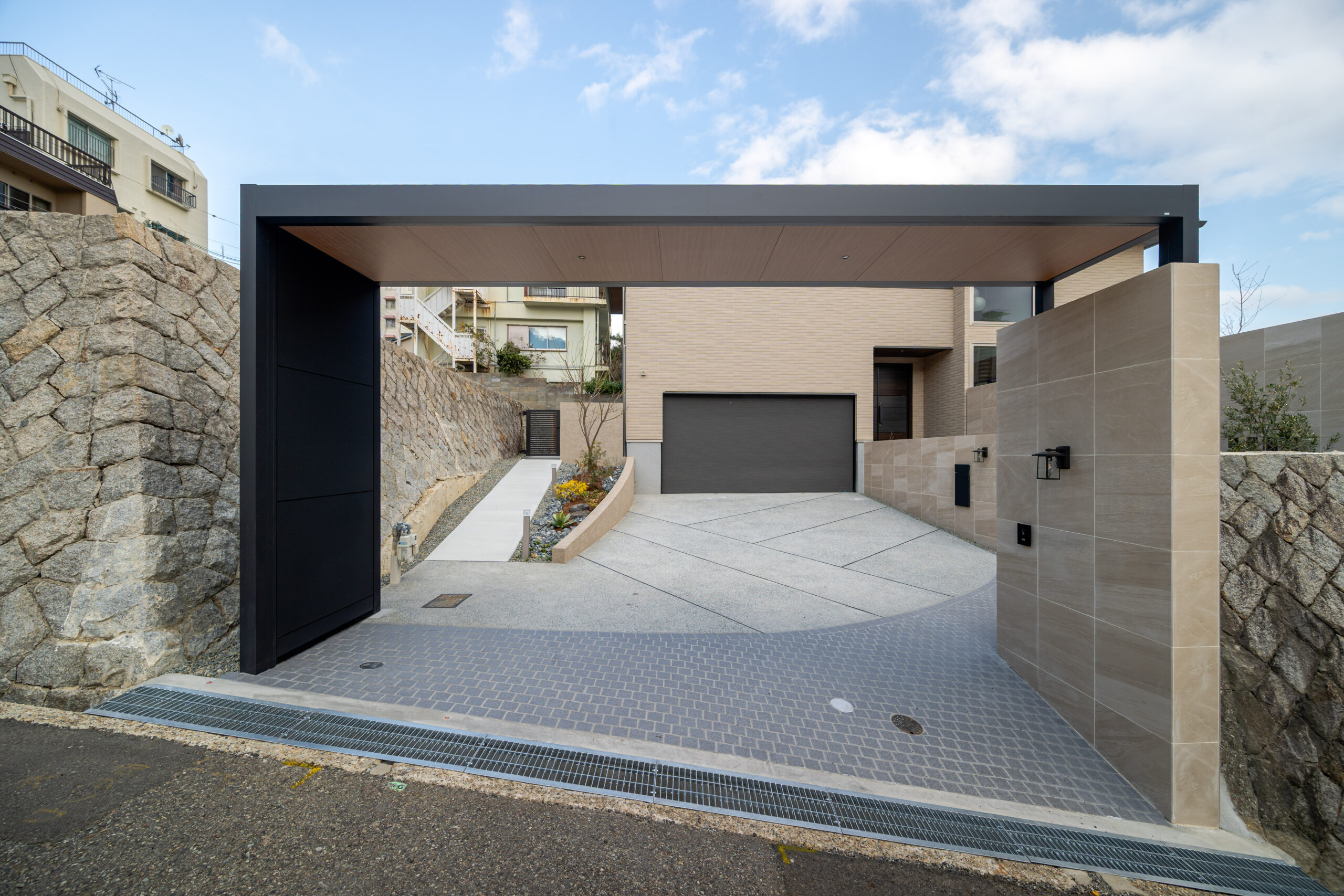 兵庫県　光をまとう、邸宅のエクステリアデザイン。—静かに品格が宿る外構美—