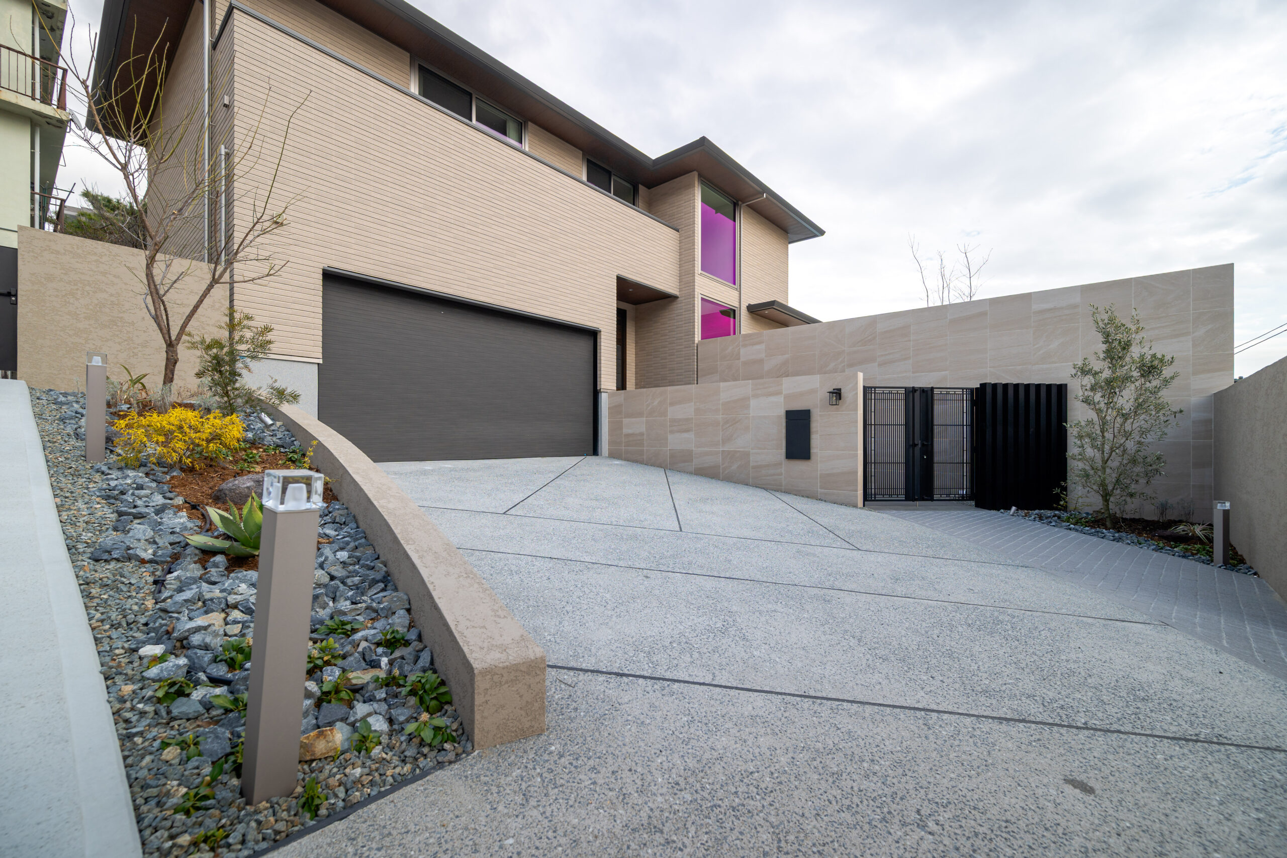 兵庫県　光をまとう、邸宅のエクステリアデザイン。—静かに品格が宿る外構美—