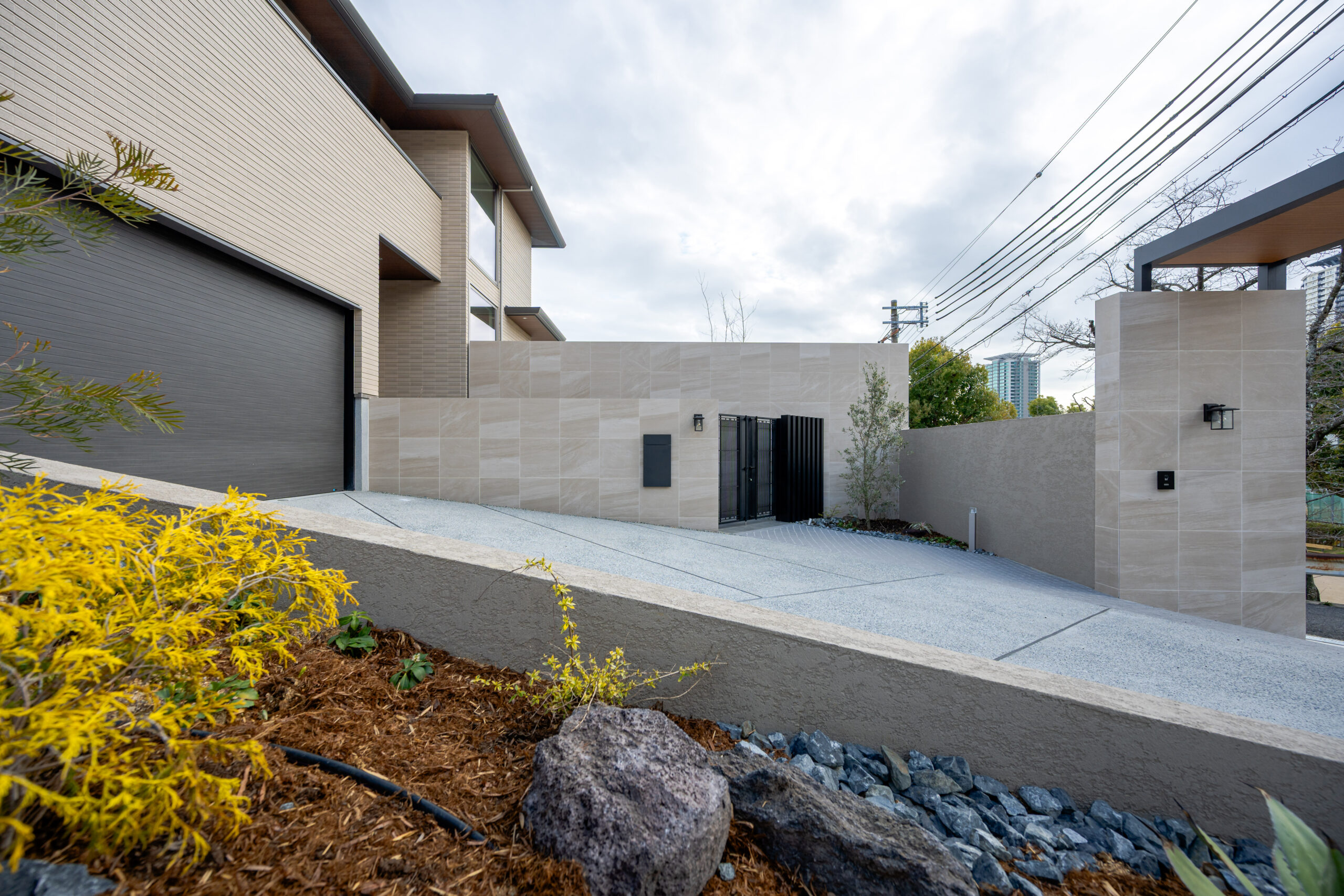 兵庫県　光をまとう、邸宅のエクステリアデザイン。—静かに品格が宿る外構美—