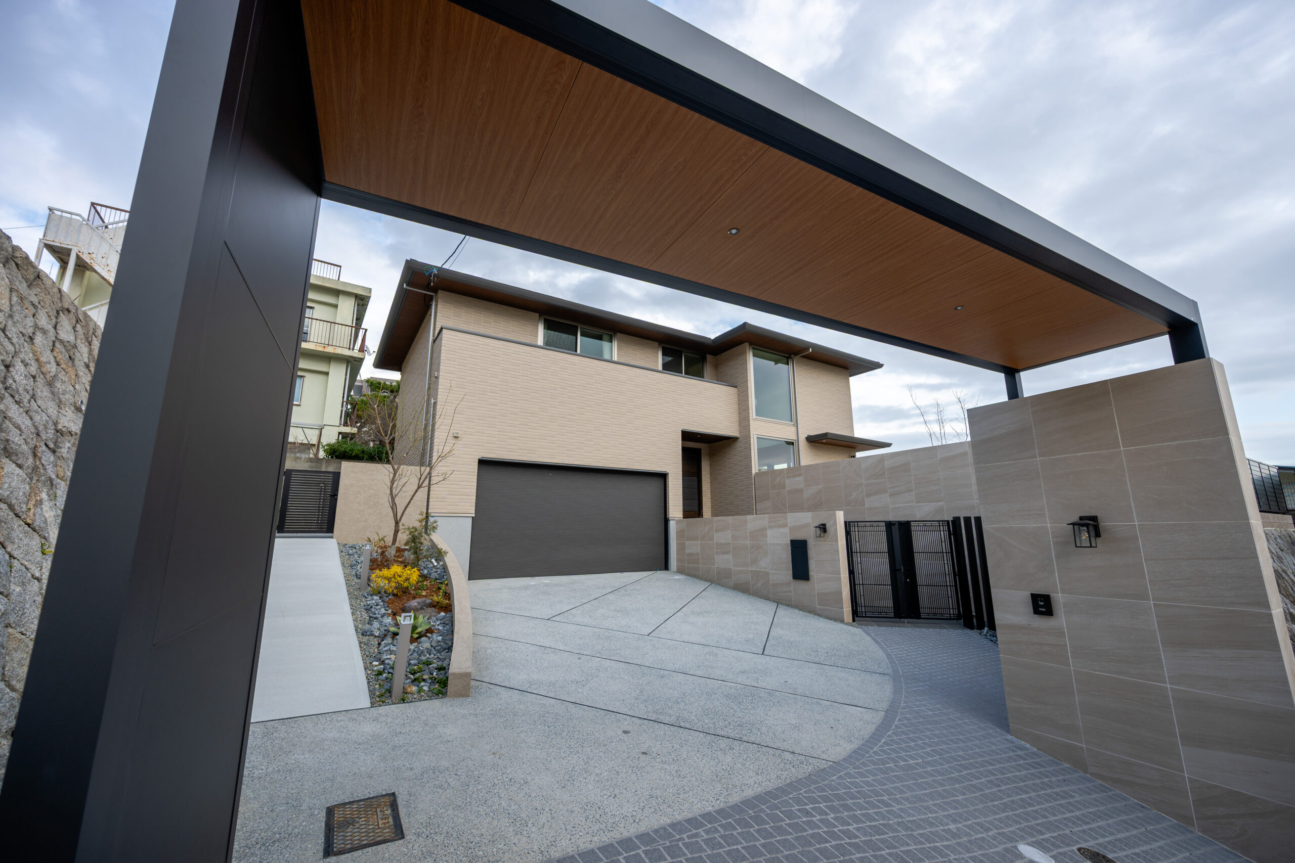 兵庫県　光をまとう、邸宅のエクステリアデザイン。—静かに品格が宿る外構美—