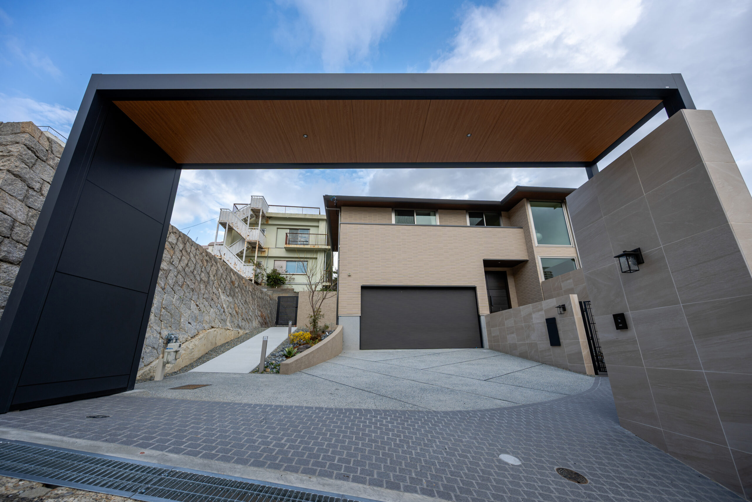 兵庫県　光をまとう、邸宅のエクステリアデザイン。—静かに品格が宿る外構美—