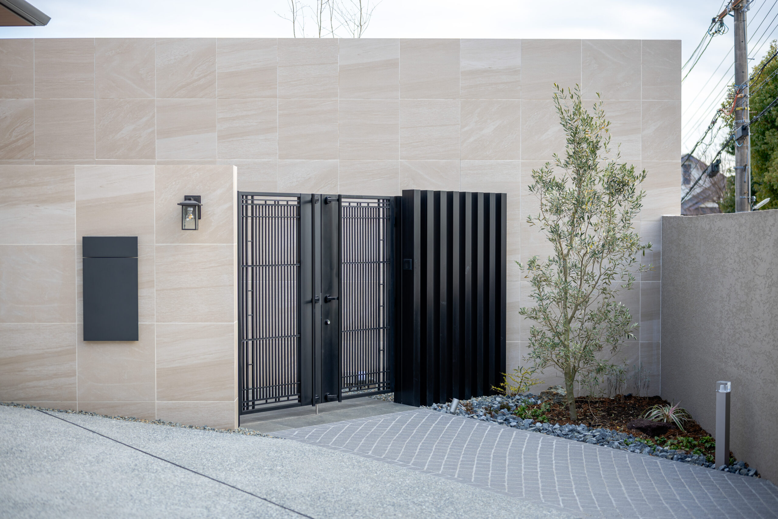 兵庫県　光をまとう、邸宅のエクステリアデザイン。—静かに品格が宿る外構美—