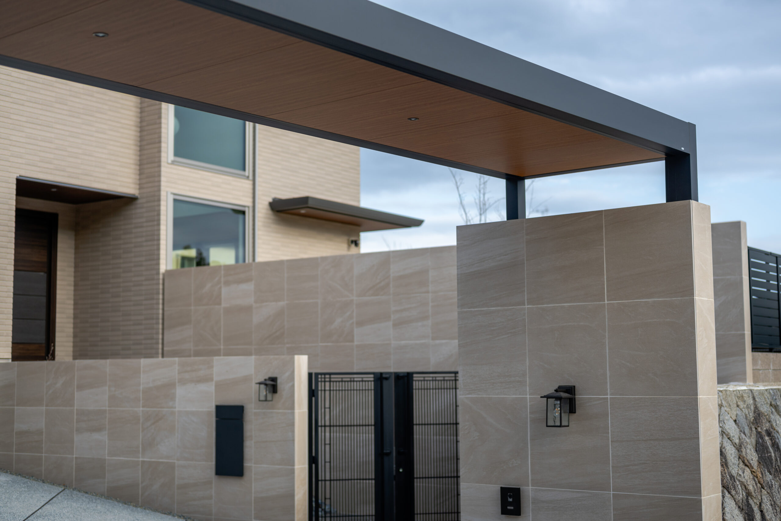 兵庫県　光をまとう、邸宅のエクステリアデザイン。—静かに品格が宿る外構美—