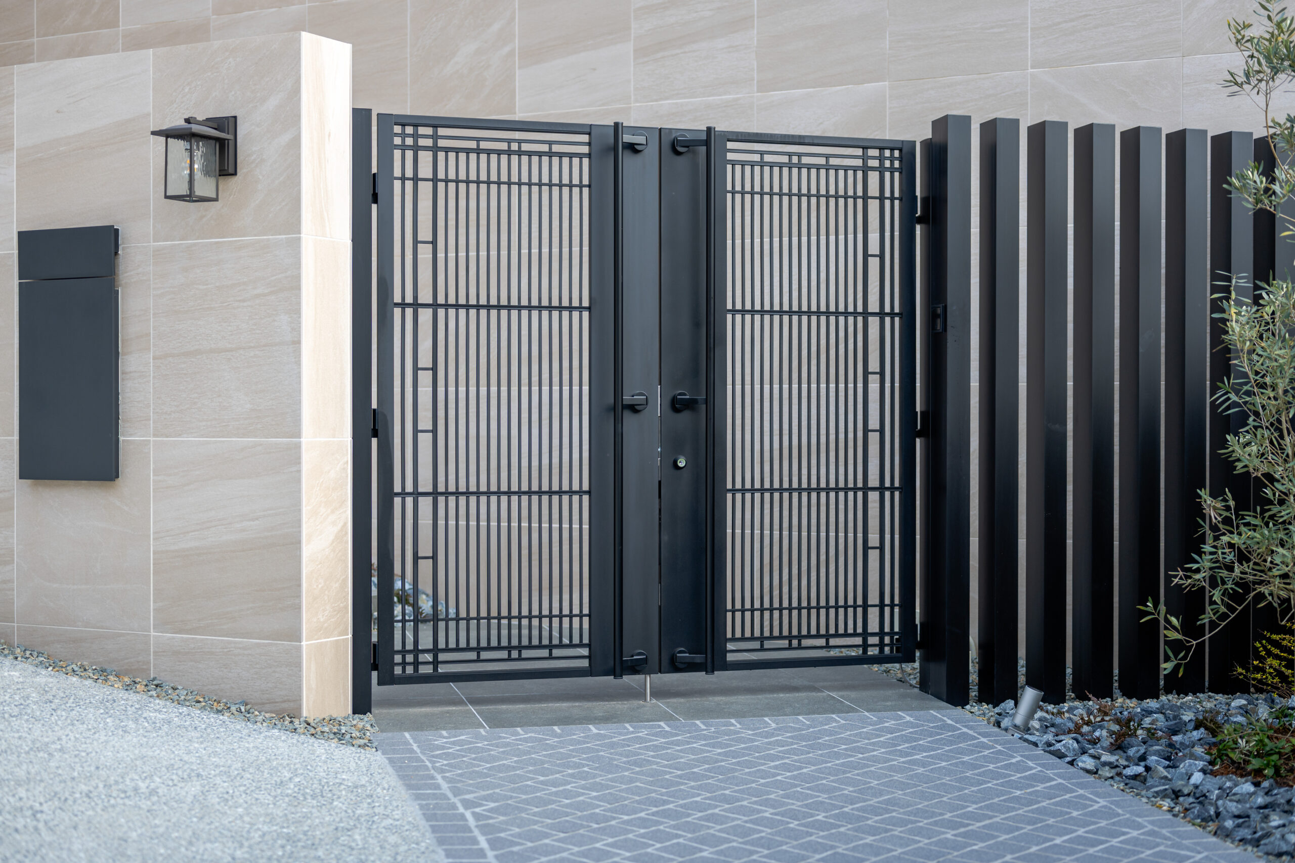 兵庫県　光をまとう、邸宅のエクステリアデザイン。—静かに品格が宿る外構美—