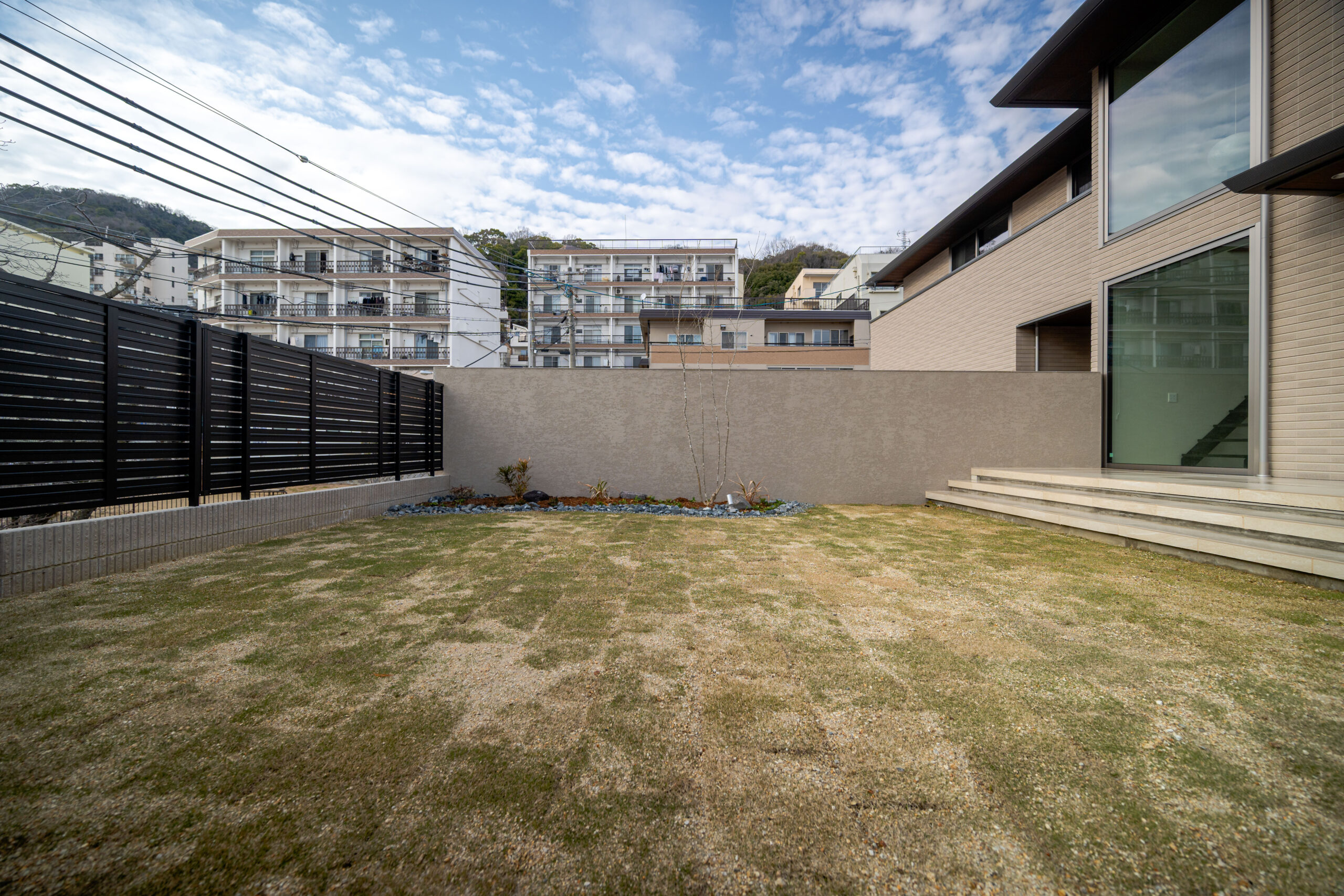 兵庫県　光をまとう、邸宅のエクステリアデザイン。—静かに品格が宿る外構美—