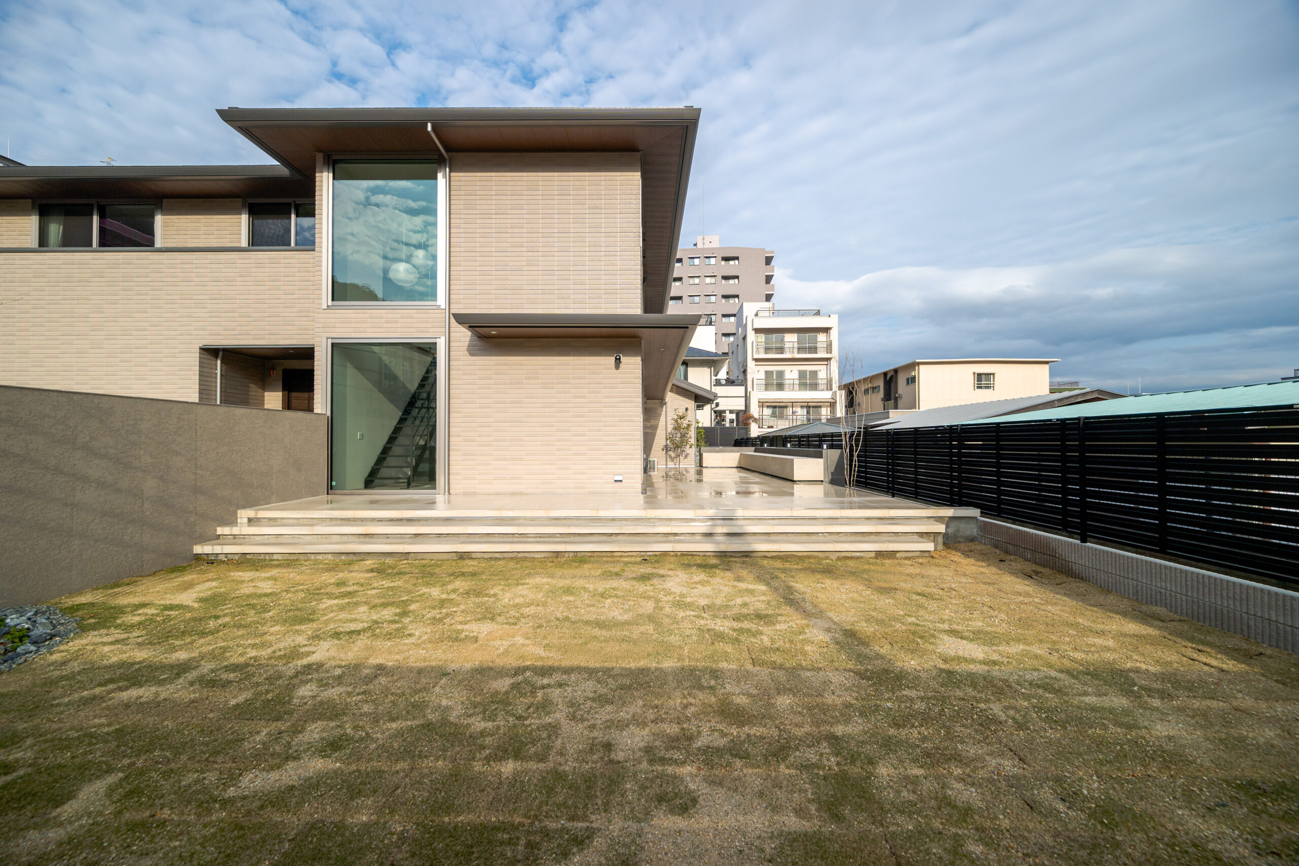 兵庫県　光をまとう、邸宅のエクステリアデザイン。—静かに品格が宿る外構美—