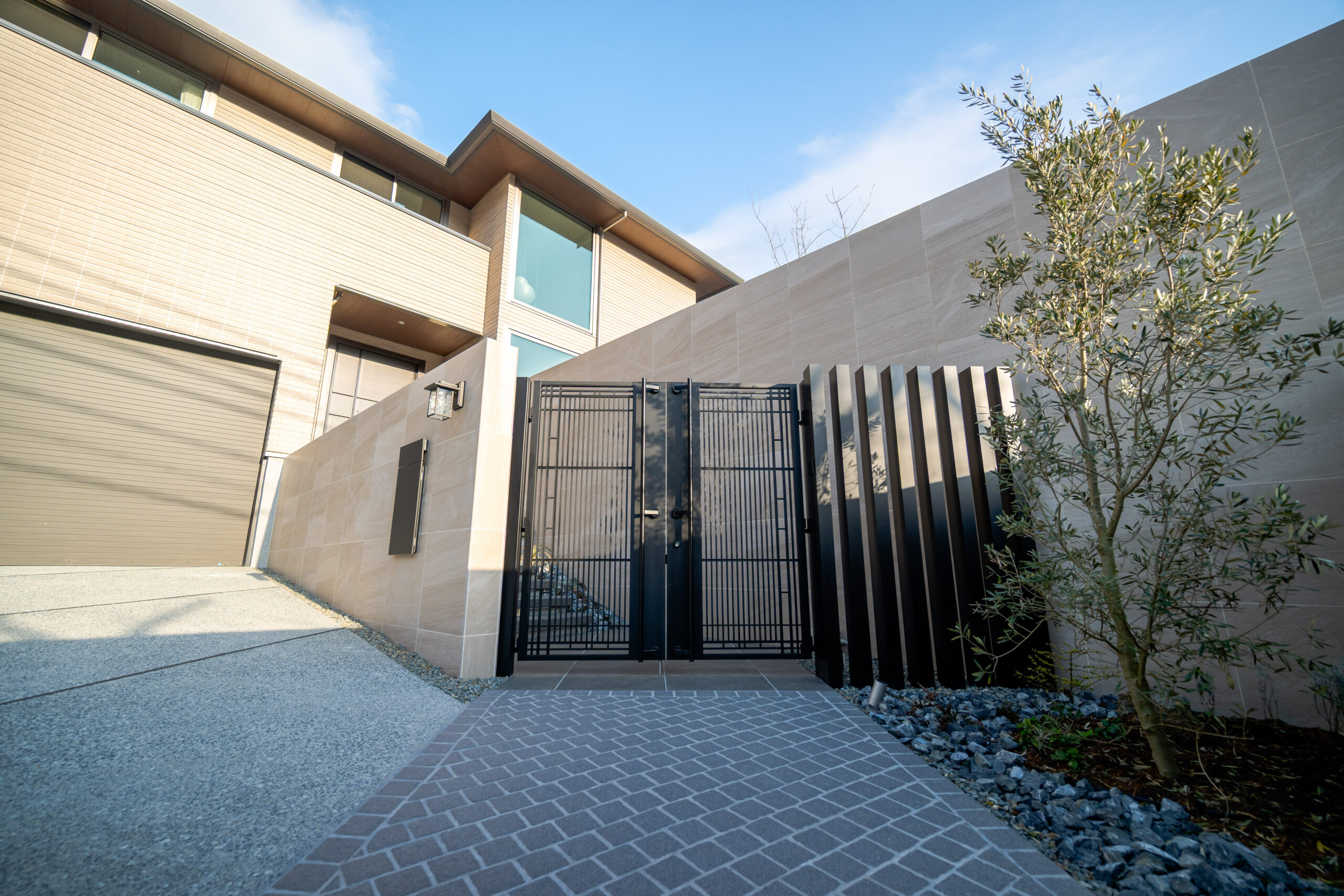 兵庫県　光をまとう、邸宅のエクステリアデザイン。—静かに品格が宿る外構美—