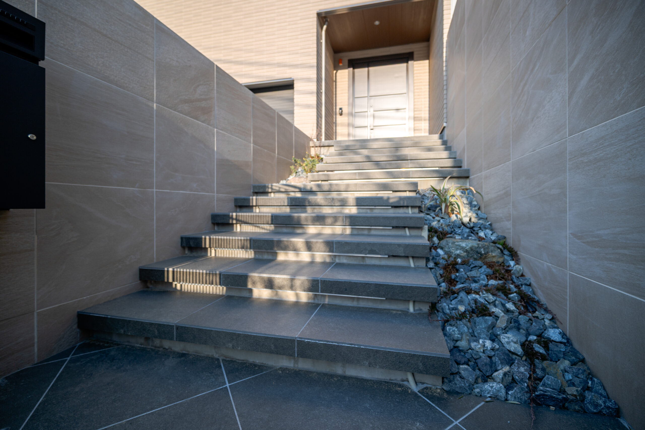 兵庫県　光をまとう、邸宅のエクステリアデザイン。—静かに品格が宿る外構美—