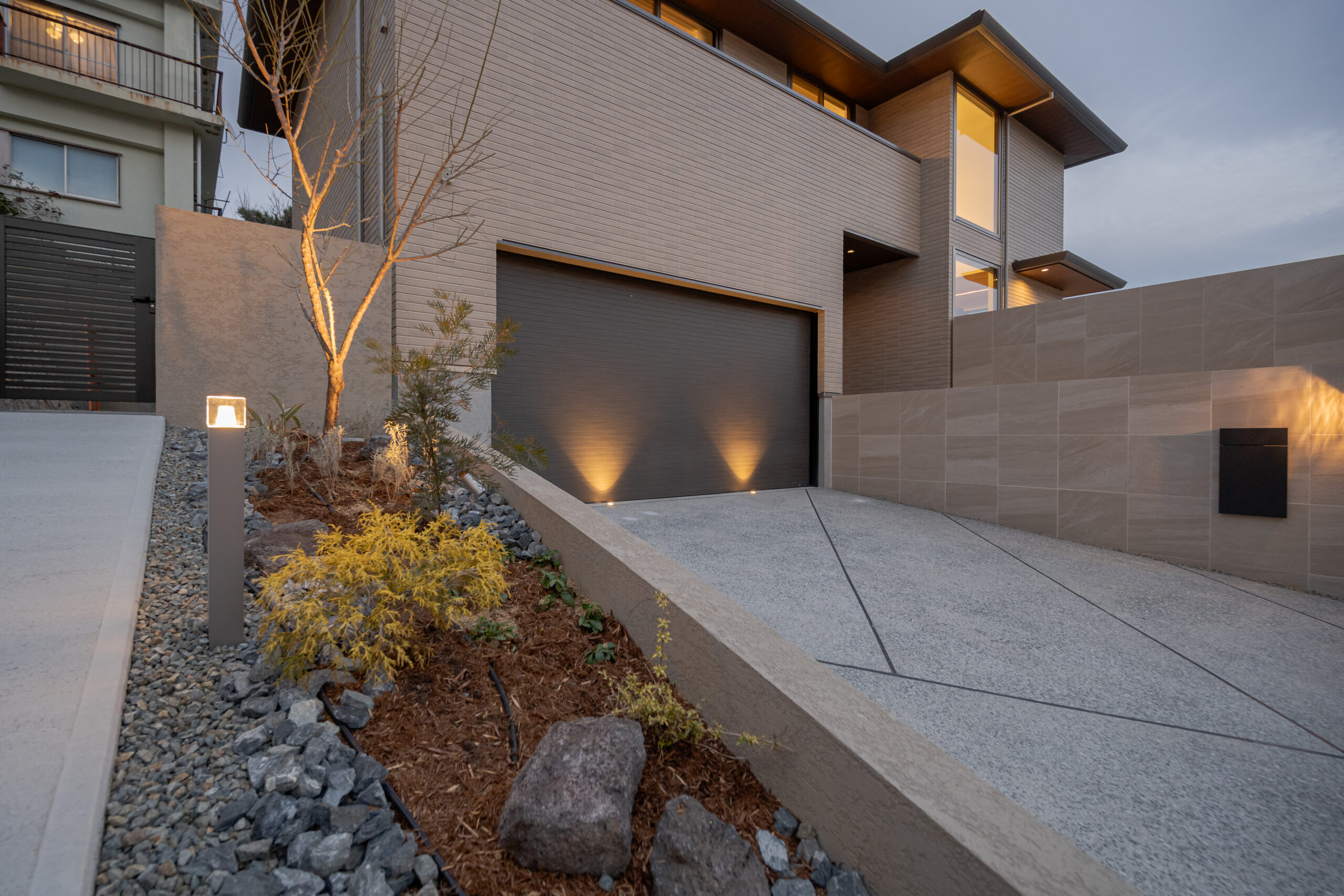 兵庫県　光をまとう、邸宅のエクステリアデザイン。—静かに品格が宿る外構美—