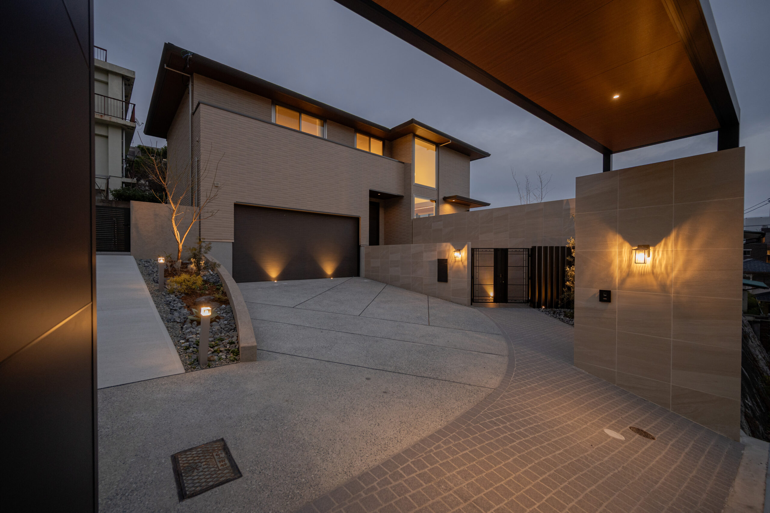 兵庫県 光をまとう、邸宅のエクステリアデザイン。—静かに品格が宿る外構美—