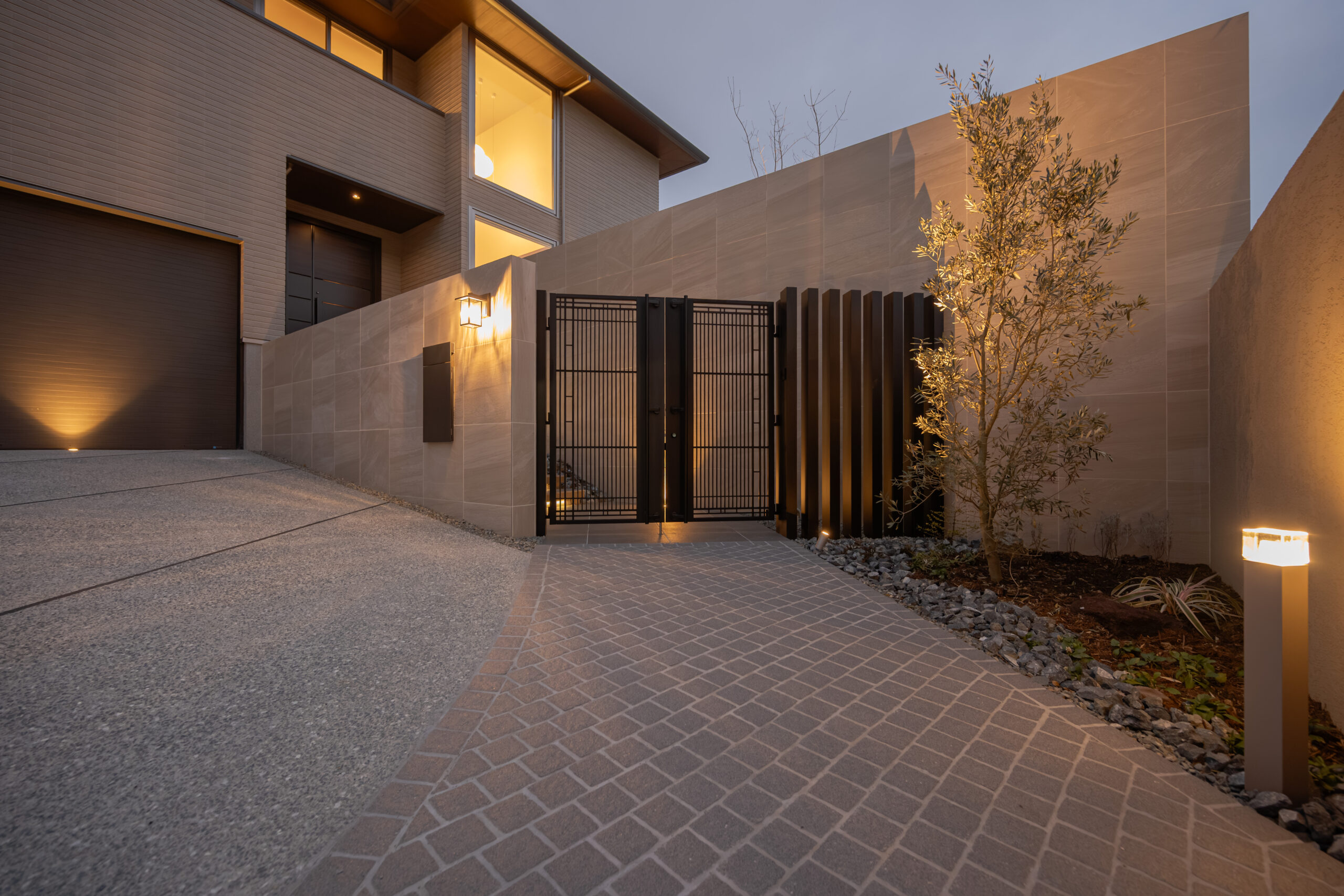 兵庫県　光をまとう、邸宅のエクステリアデザイン。—静かに品格が宿る外構美—