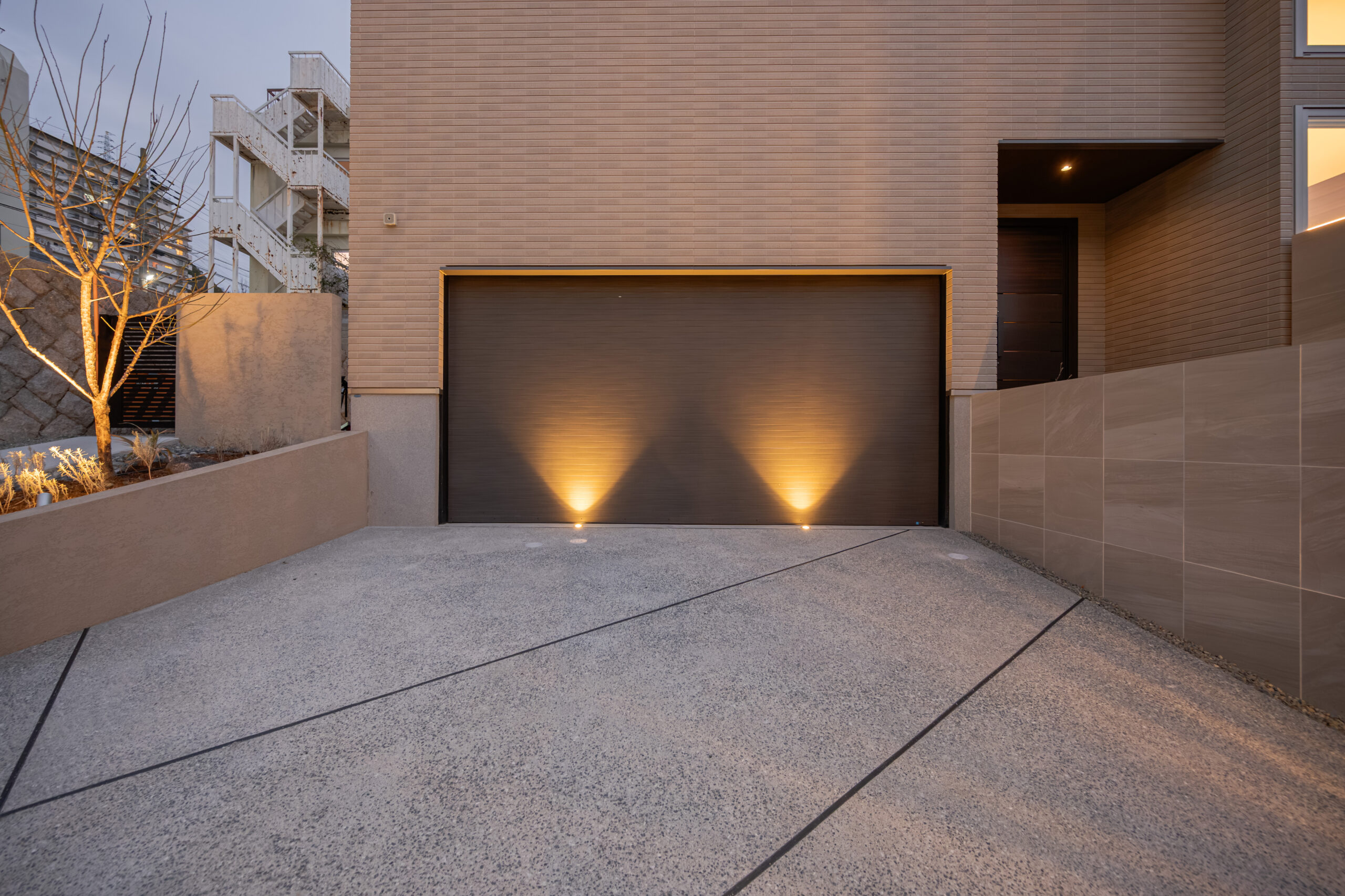 兵庫県　光をまとう、邸宅のエクステリアデザイン。—静かに品格が宿る外構美—