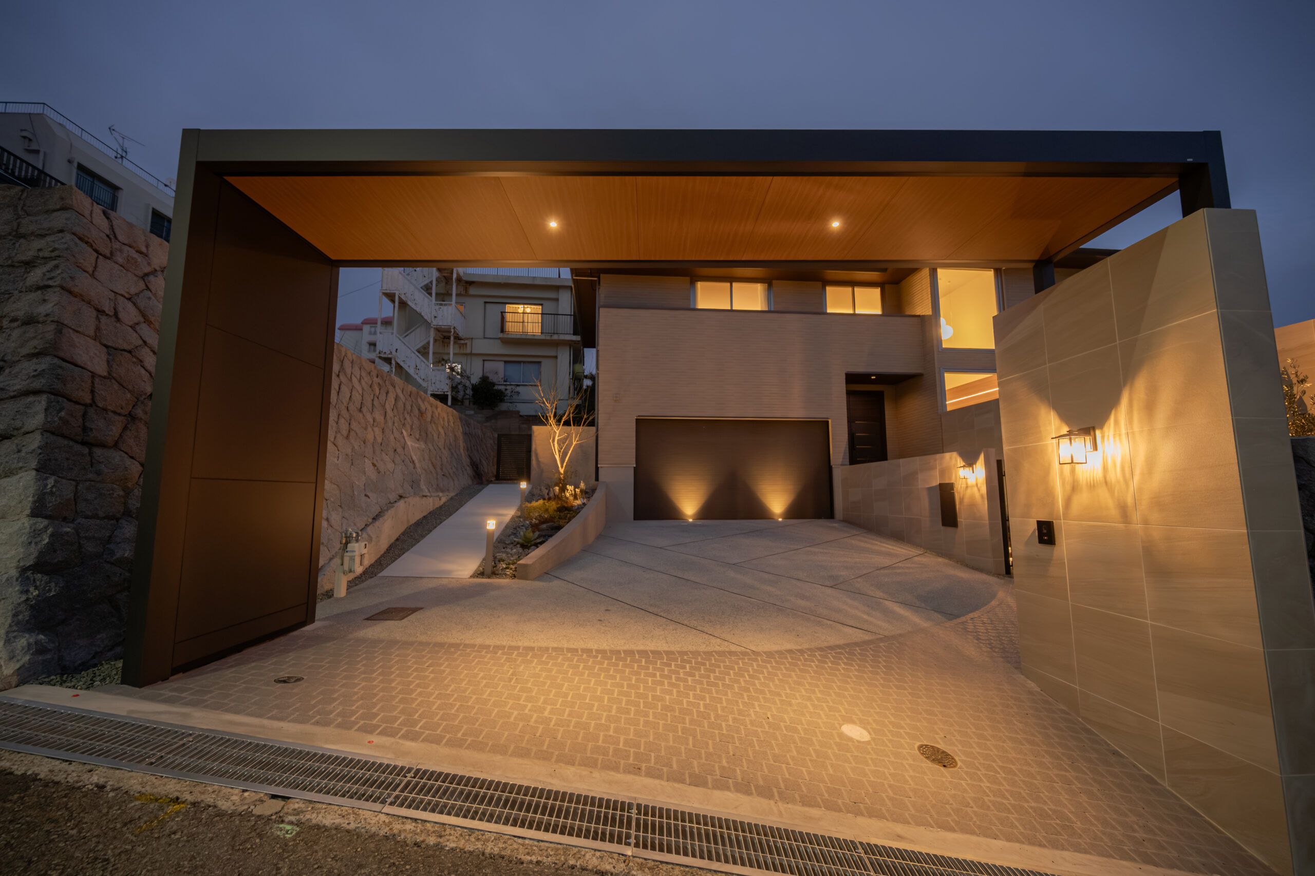 兵庫県　光をまとう、邸宅のエクステリアデザイン。—静かに品格が宿る外構美—