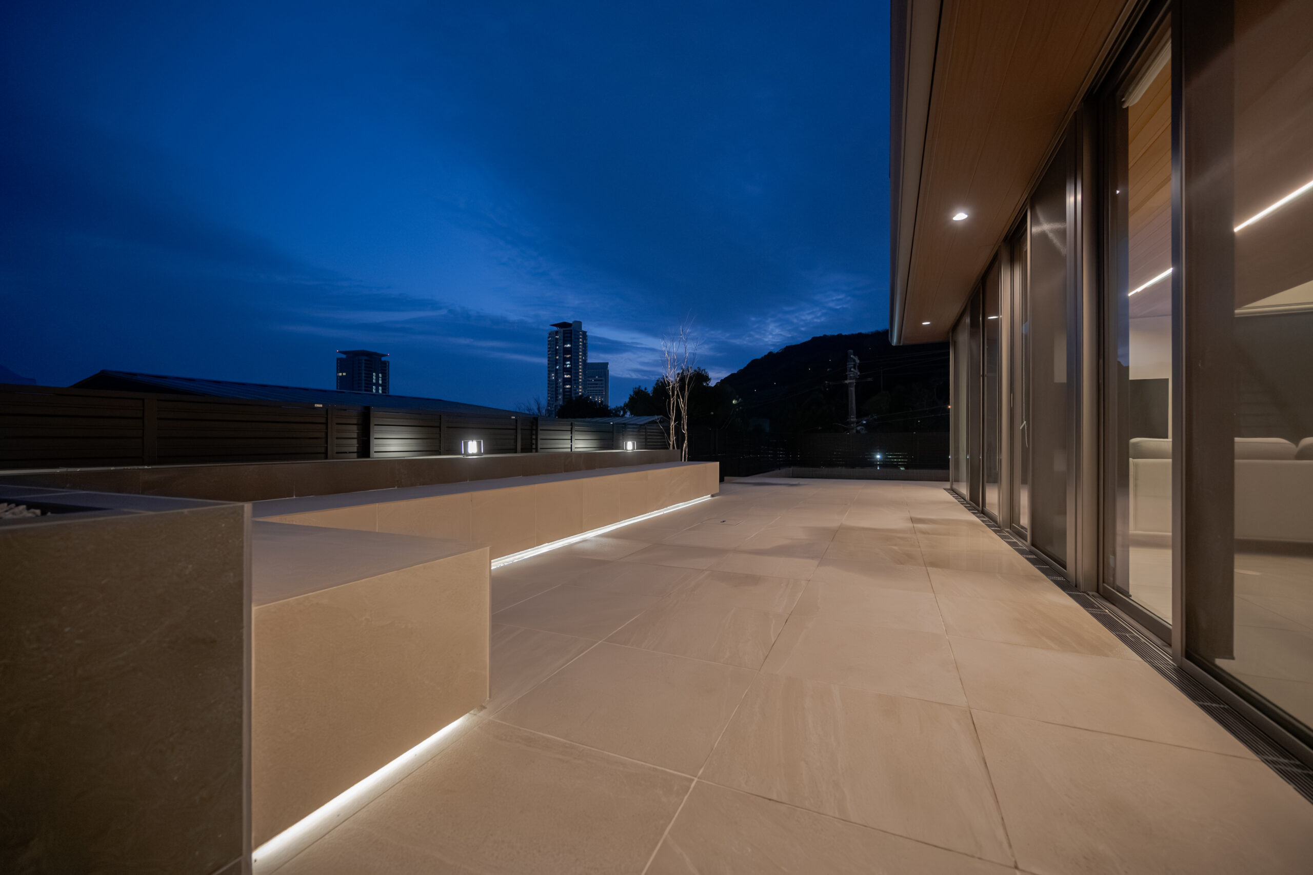 兵庫県　光をまとう、邸宅のエクステリアデザイン。—静かに品格が宿る外構美—