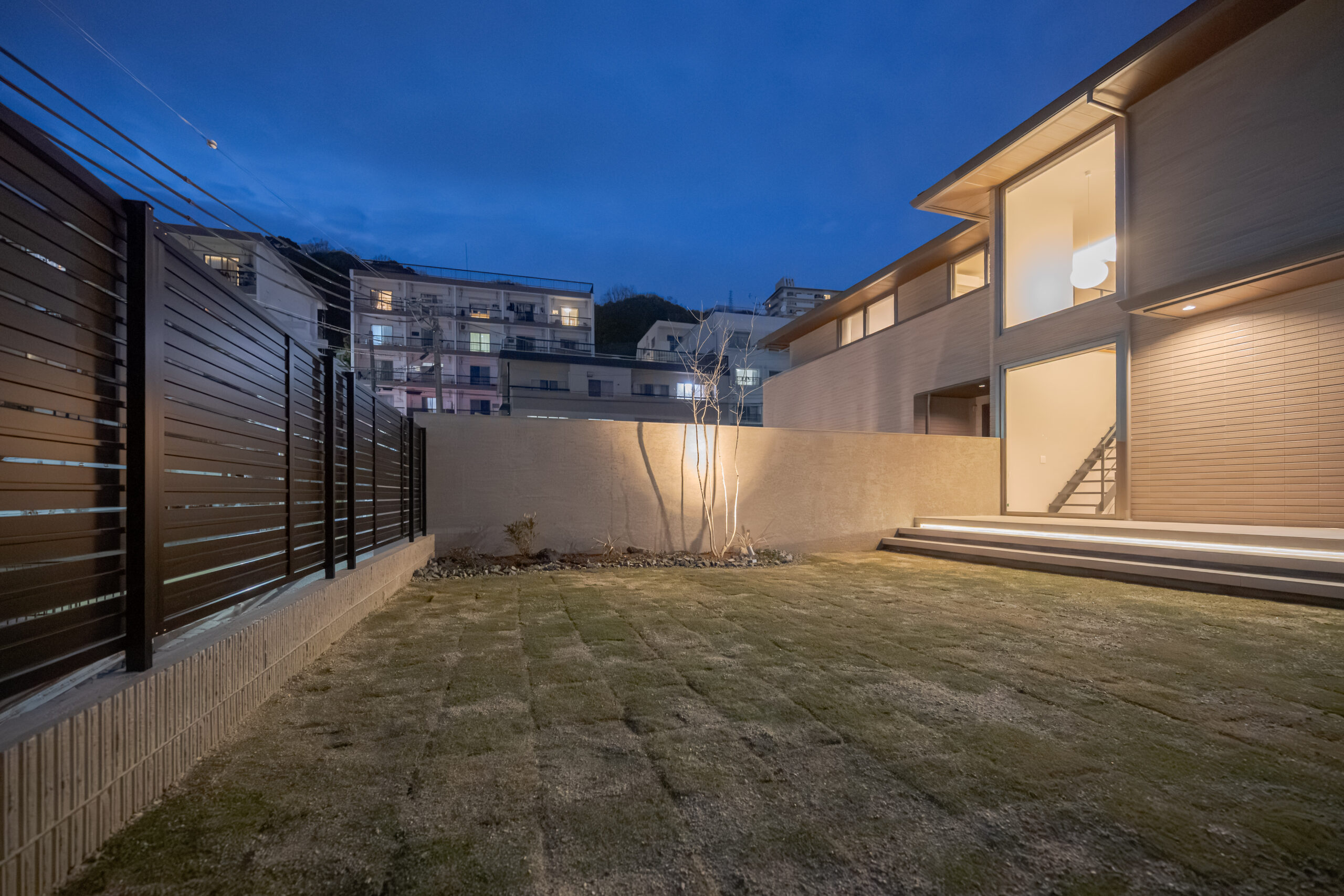 兵庫県　光をまとう、邸宅のエクステリアデザイン。—静かに品格が宿る外構美—