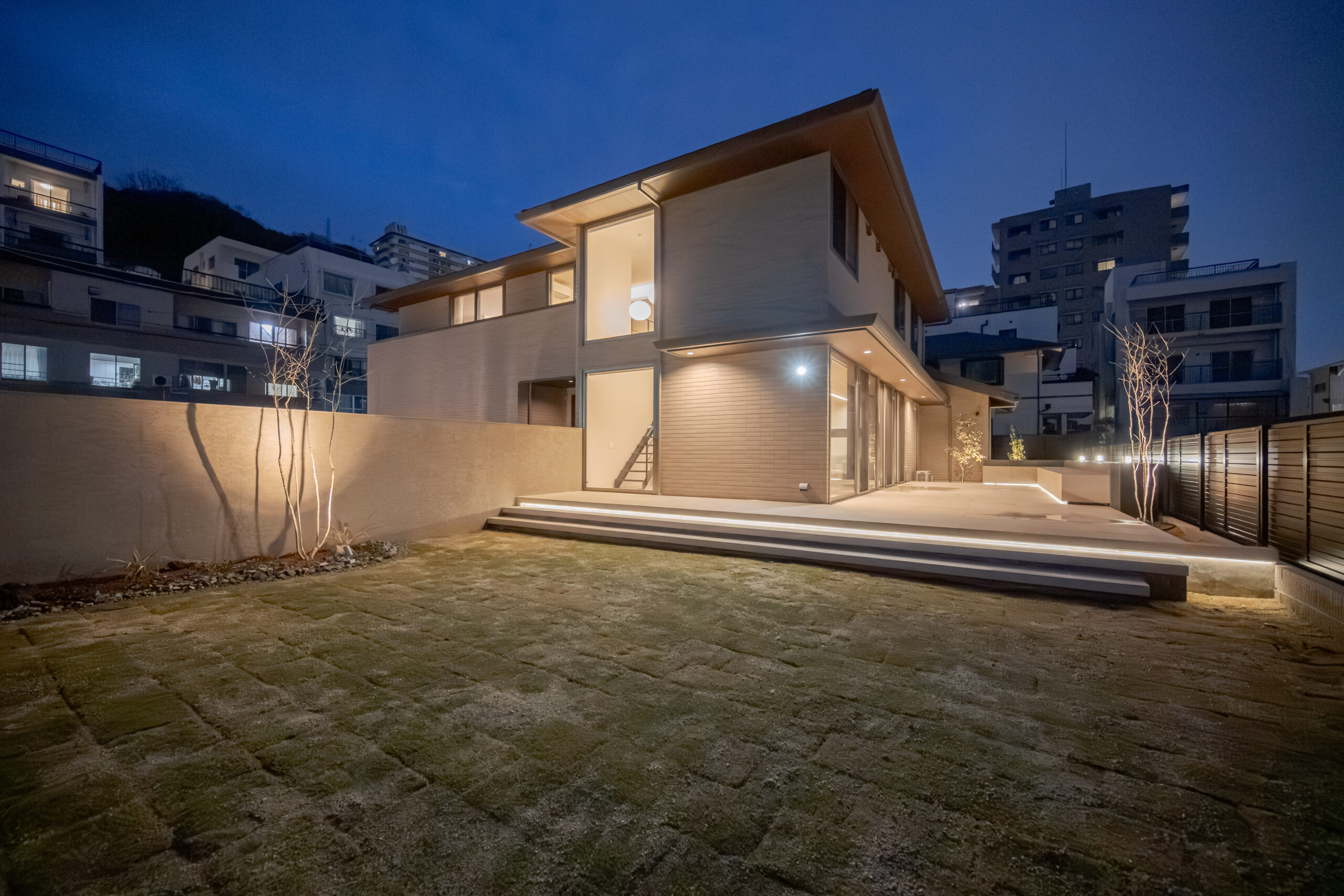 兵庫県　光をまとう、邸宅のエクステリアデザイン。—静かに品格が宿る外構美—