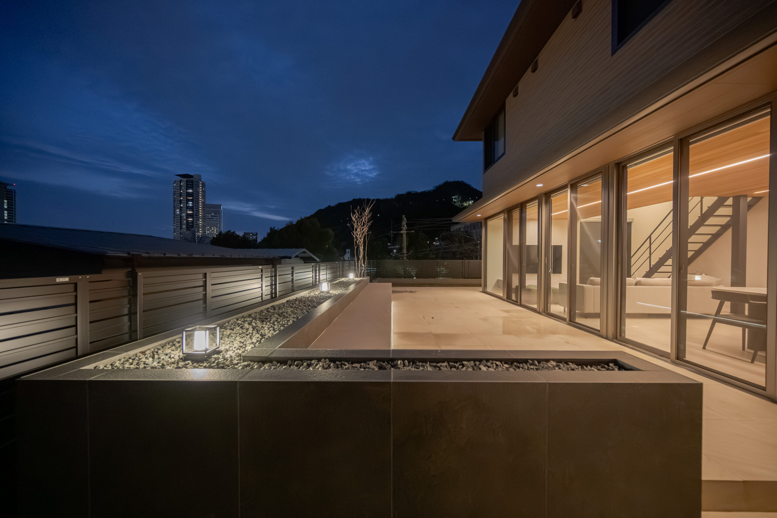 兵庫県　光をまとう、邸宅のエクステリアデザイン。—静かに品格が宿る外構美—