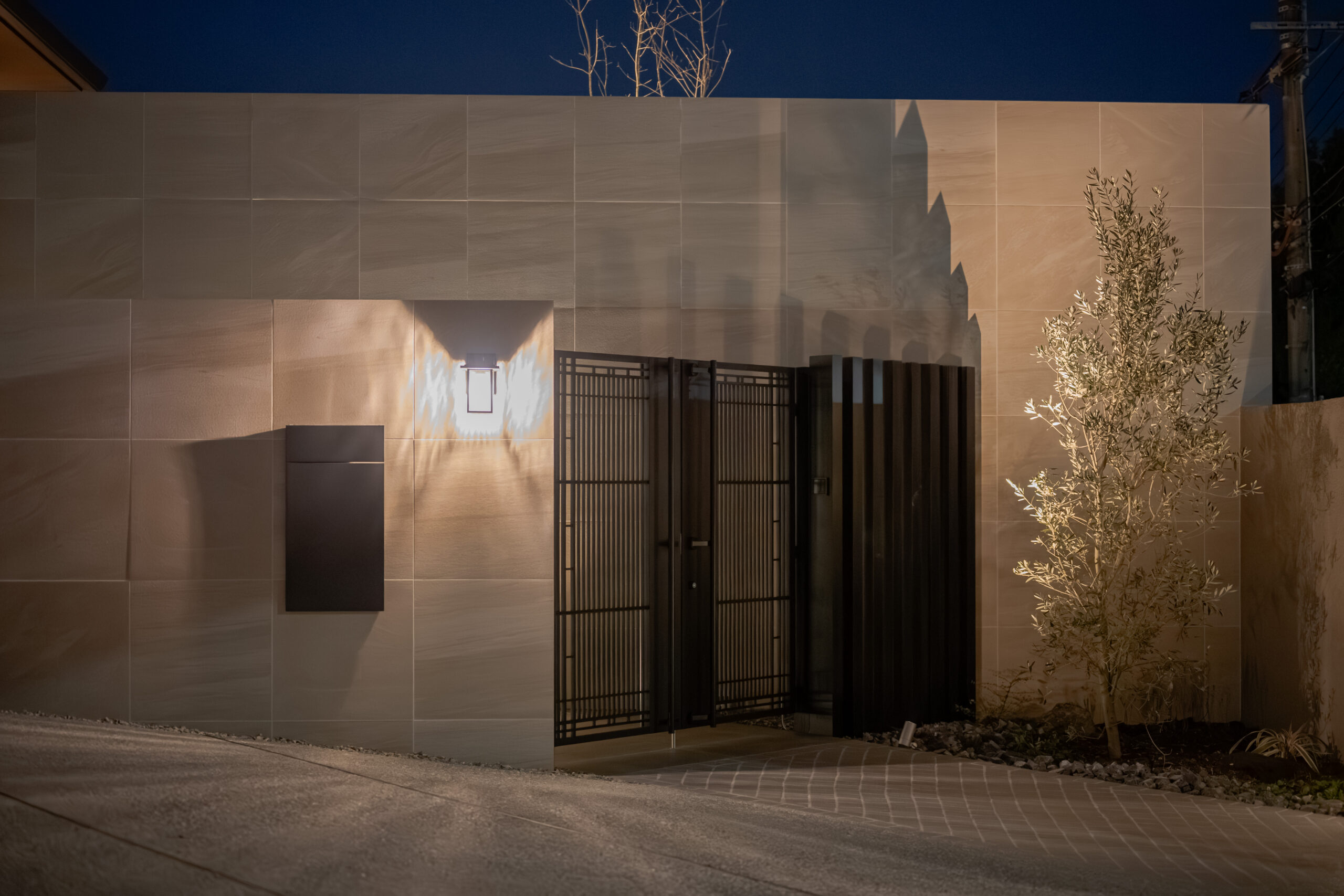 兵庫県　光をまとう、邸宅のエクステリアデザイン。—静かに品格が宿る外構美—