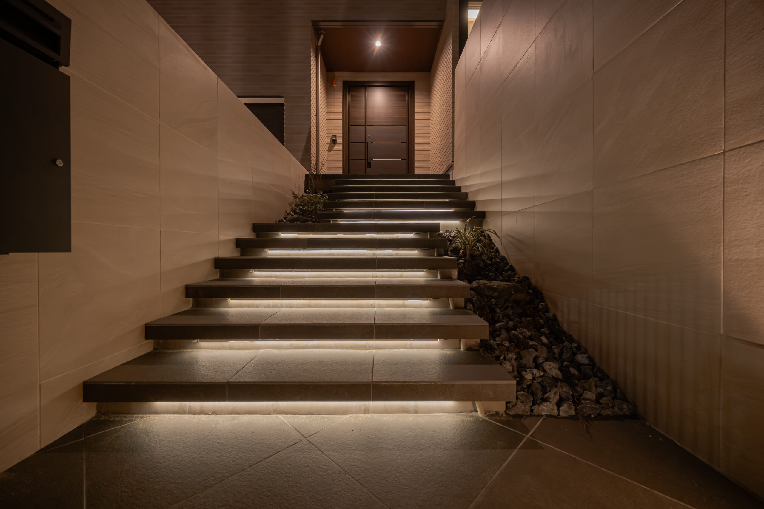 兵庫県　光をまとう、邸宅のエクステリアデザイン。—静かに品格が宿る外構美—