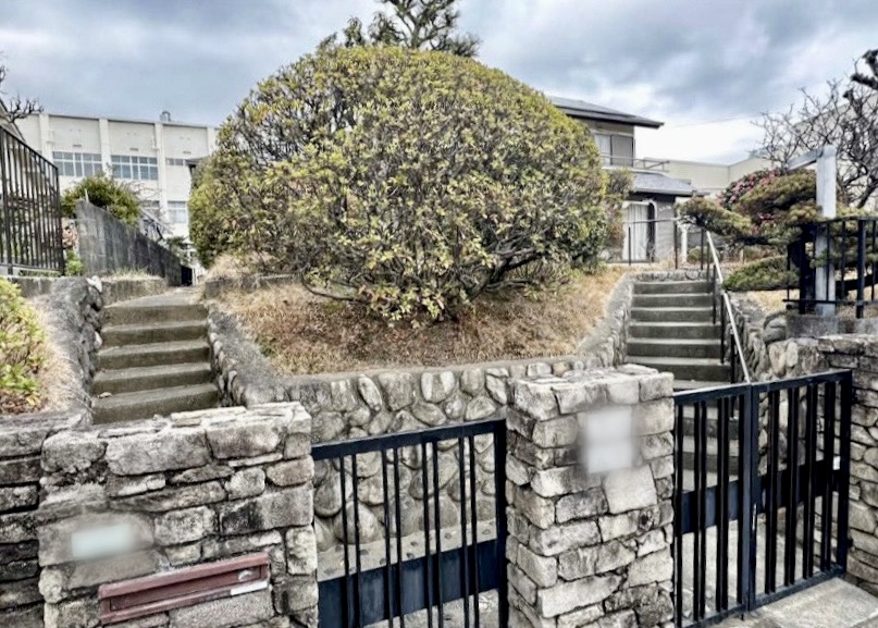 大阪府　継承と革新が織りなす邸宅美。石積みと植栽が時を繋ぐエクステリアリノベーション