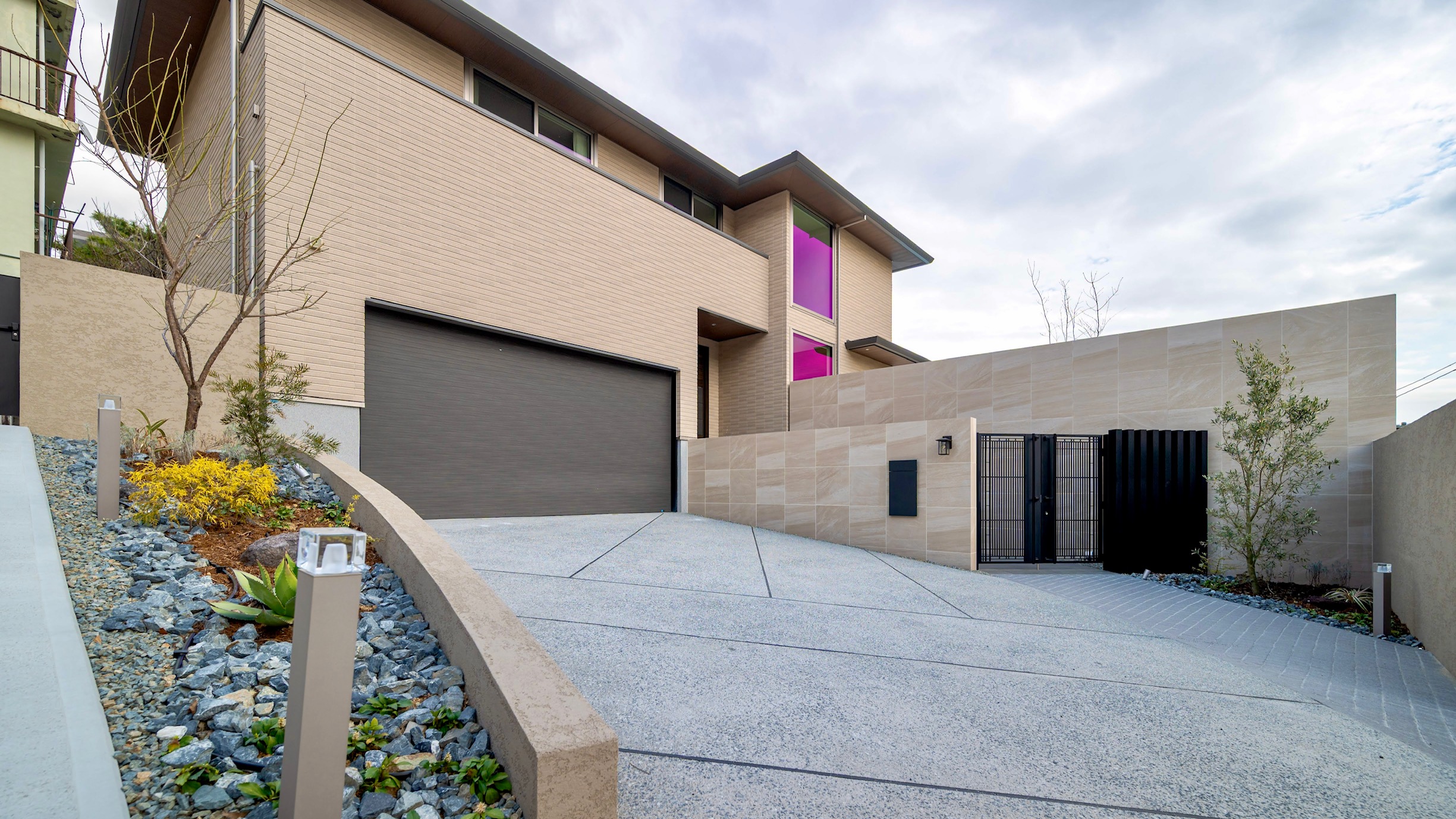 兵庫県　光をまとう、邸宅のエクステリアデザイン。—静かに品格が宿る外構美—