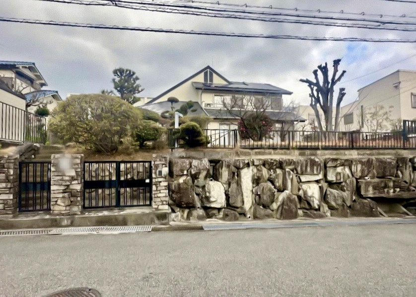 大阪府　継承と革新が織りなす邸宅美。石積みと植栽が時を繋ぐエクステリアリノベーション