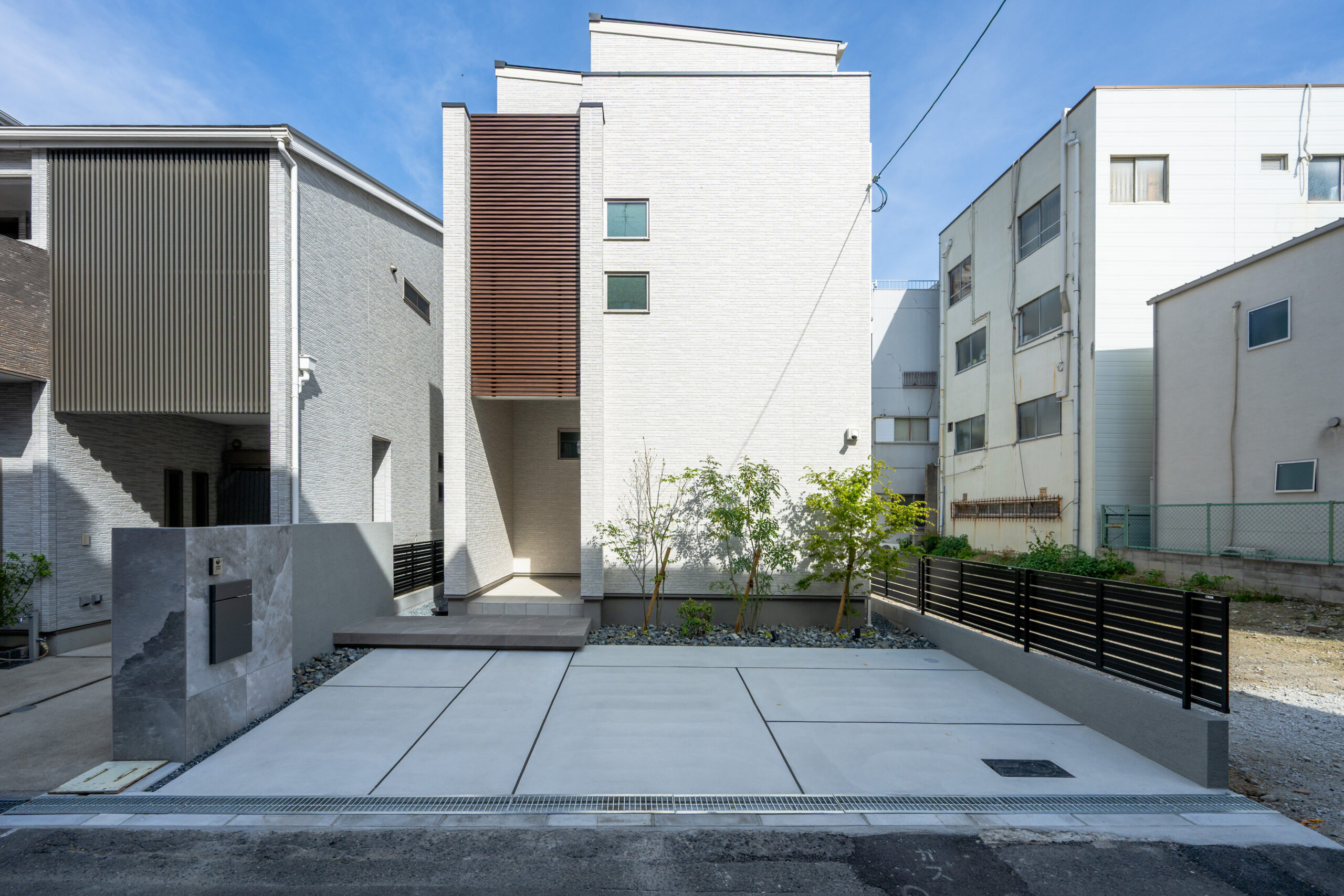 大阪府　光と素材が織りなす、ミニマルラグジュアリーな邸宅