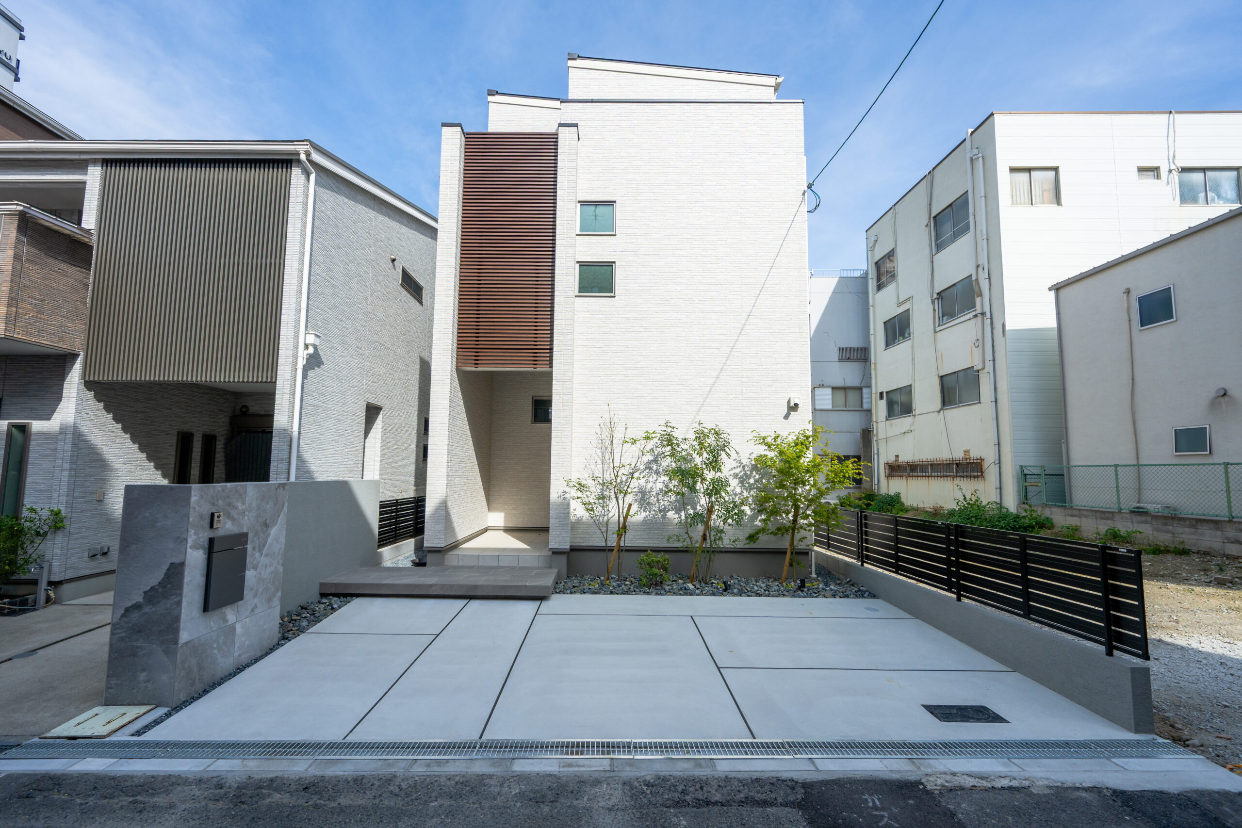 大阪府　光と素材が織りなす、ミニマルラグジュアリーな邸宅