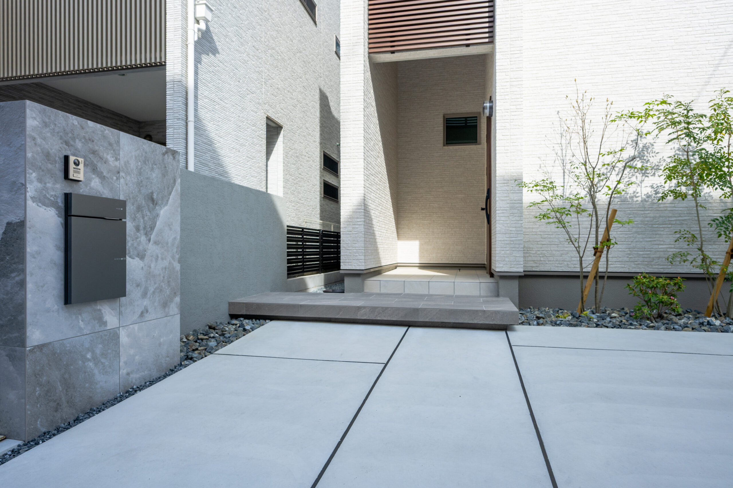 大阪府　光と素材が織りなす、ミニマルラグジュアリーな邸宅