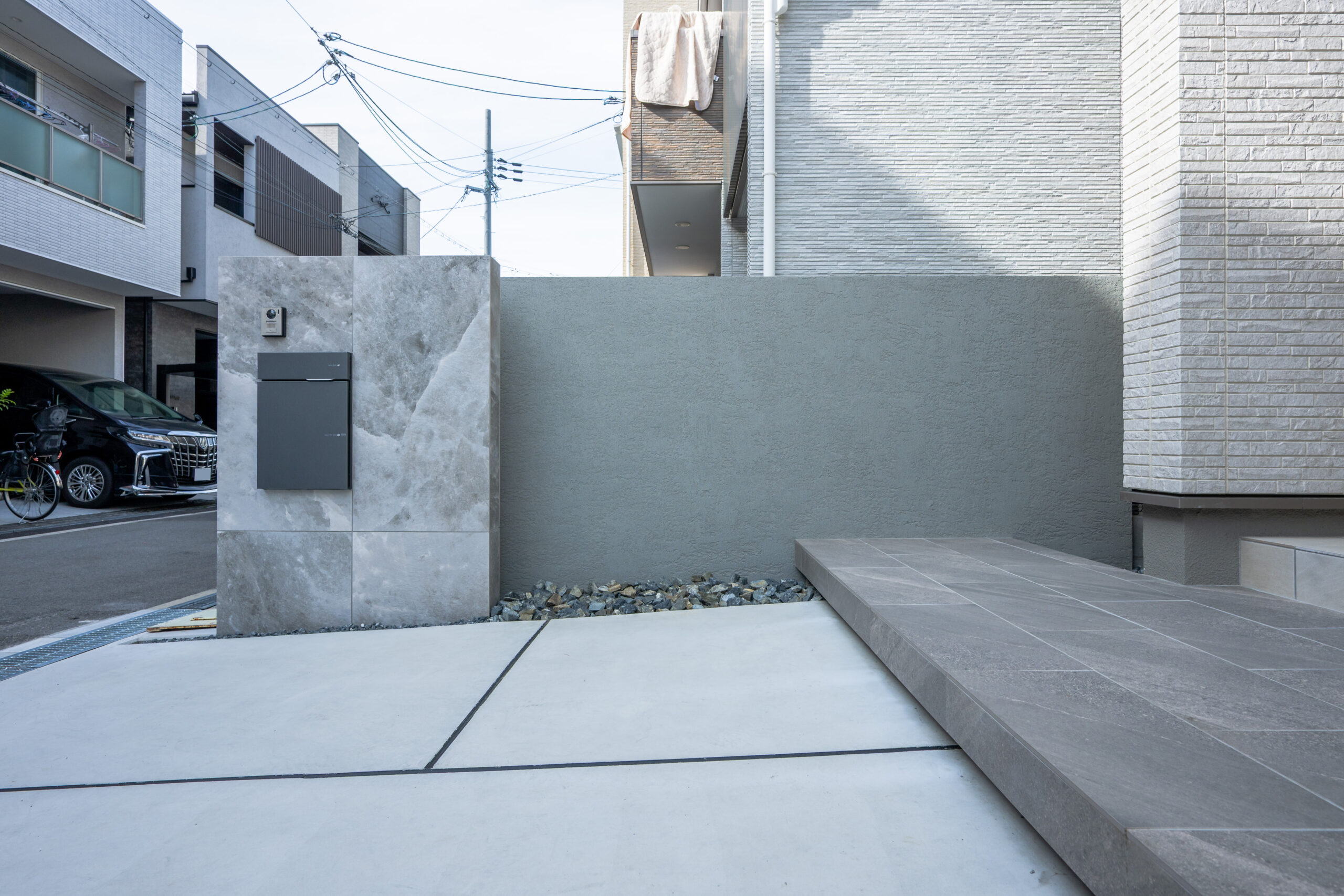 大阪府　光と素材が織りなす、ミニマルラグジュアリーな邸宅