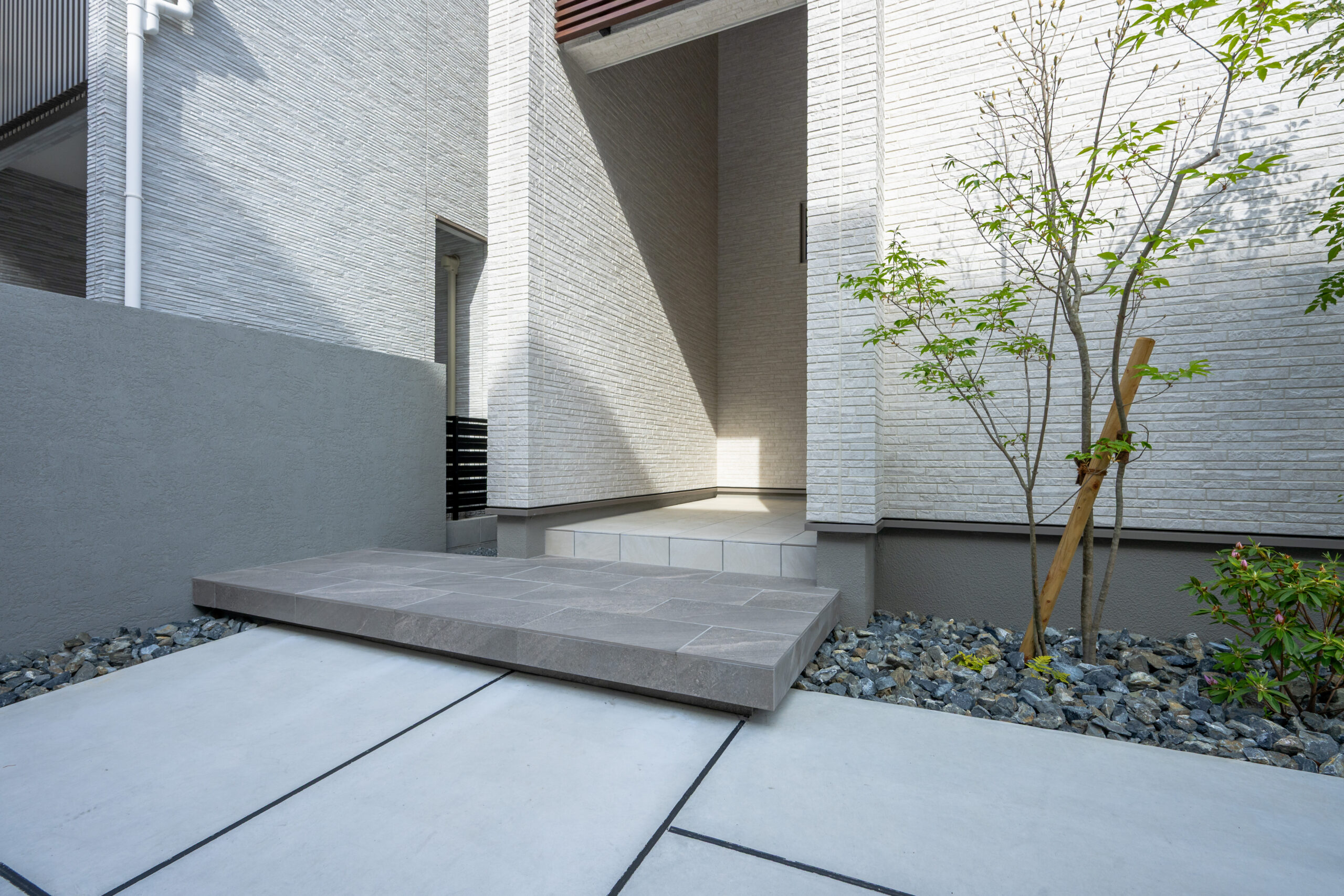 大阪府　光と素材が織りなす、ミニマルラグジュアリーな邸宅