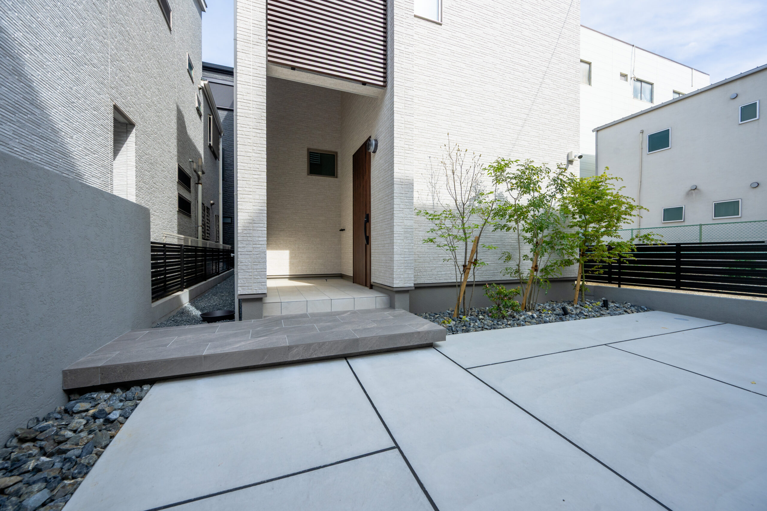 大阪府　光と素材が織りなす、ミニマルラグジュアリーな邸宅