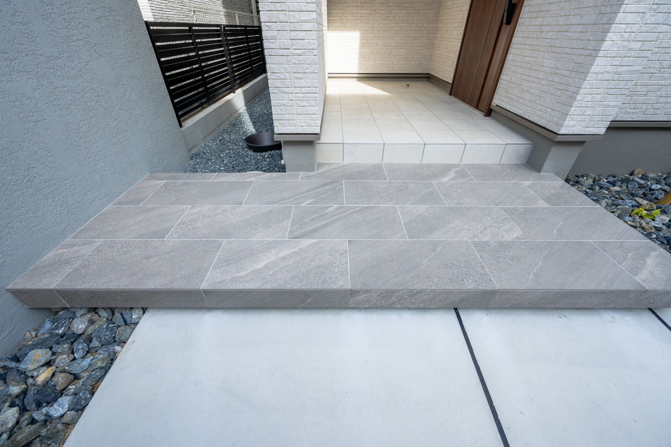 大阪府　光と素材が織りなす、ミニマルラグジュアリーな邸宅