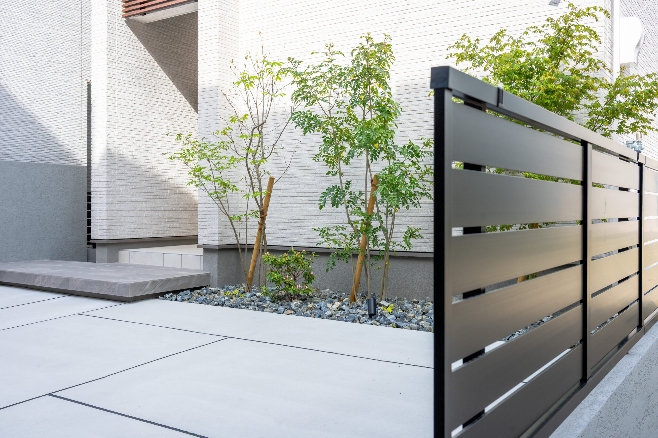 大阪府　光と素材が織りなす、ミニマルラグジュアリーな邸宅