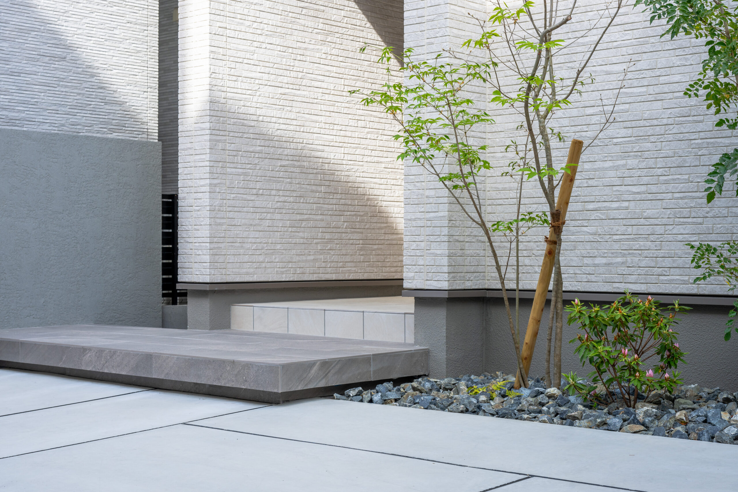 大阪府　光と素材が織りなす、ミニマルラグジュアリーな邸宅