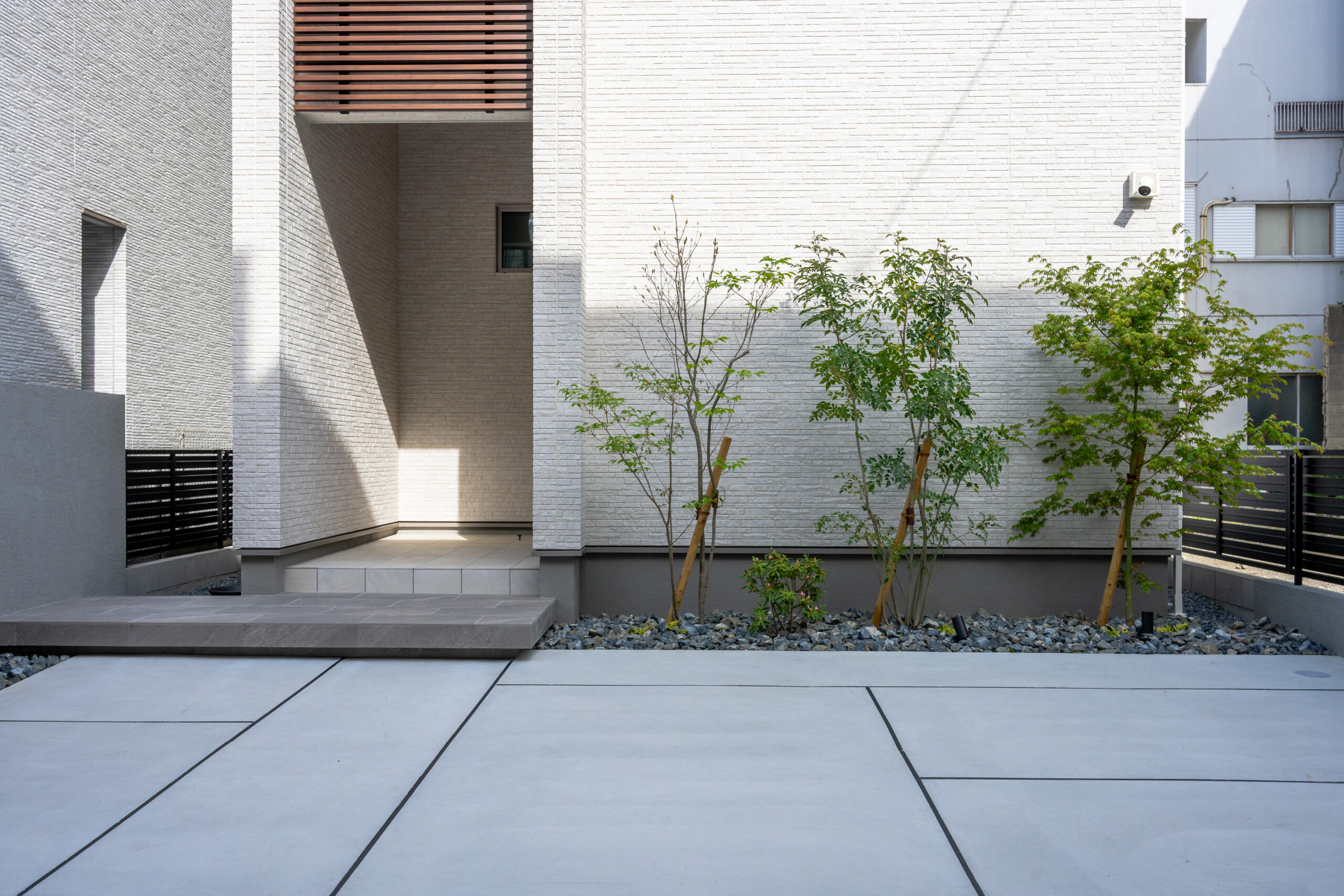 大阪府　光と素材が織りなす、ミニマルラグジュアリーな邸宅