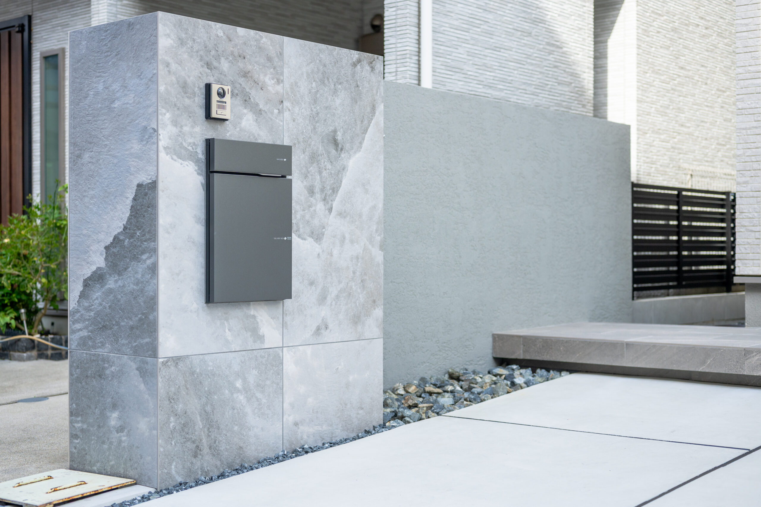 大阪府　光と素材が織りなす、ミニマルラグジュアリーな邸宅