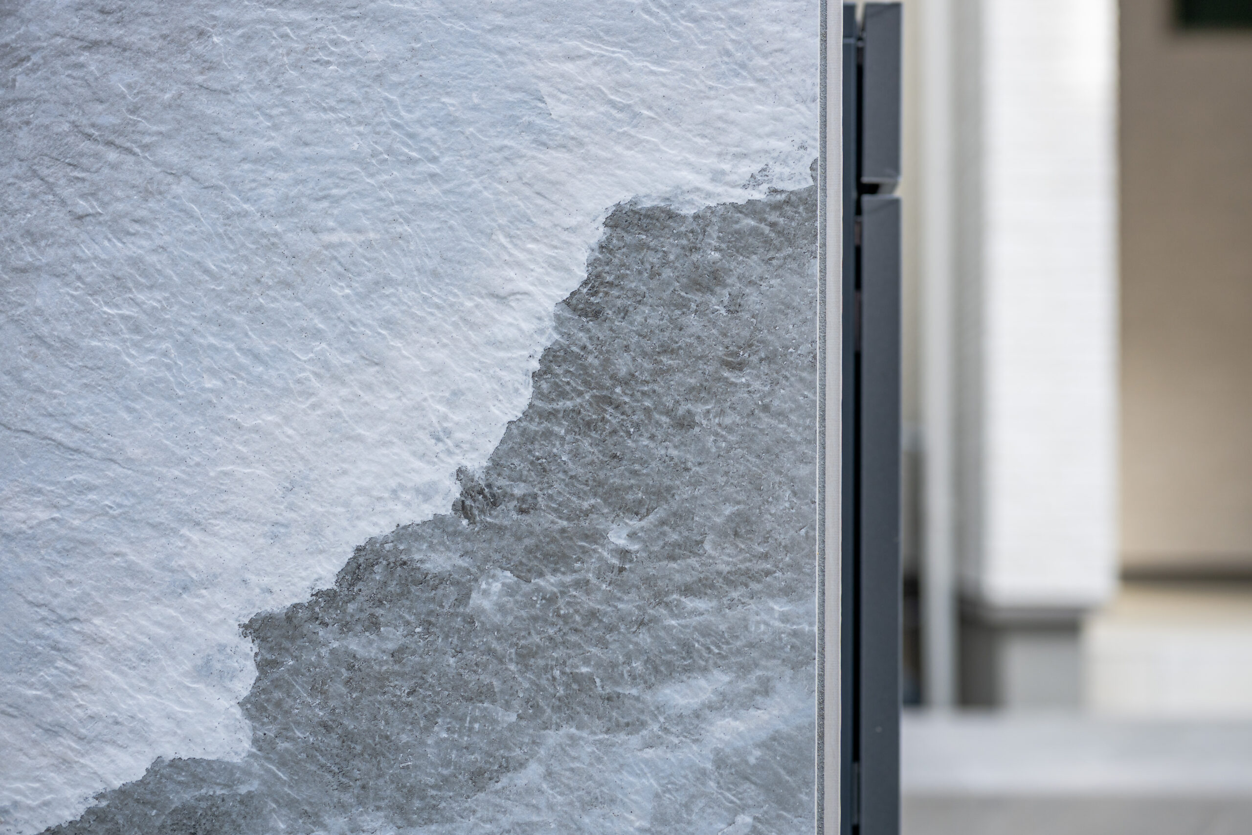 大阪府　光と素材が織りなす、ミニマルラグジュアリーな邸宅