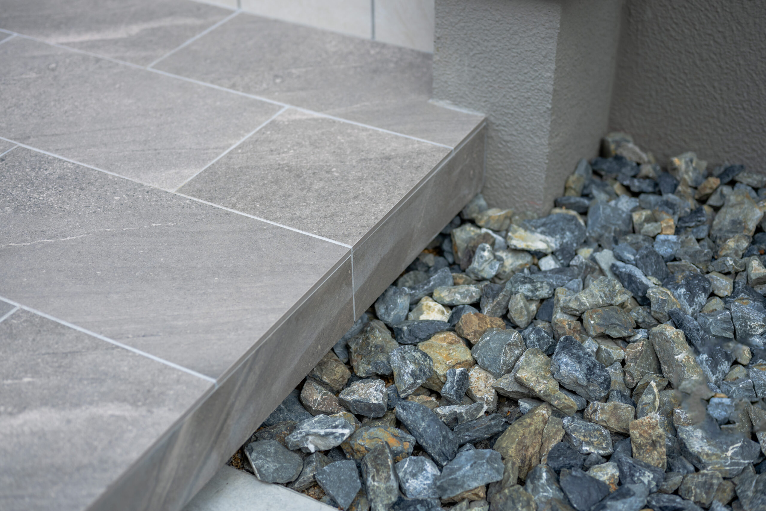 大阪府　光と素材が織りなす、ミニマルラグジュアリーな邸宅